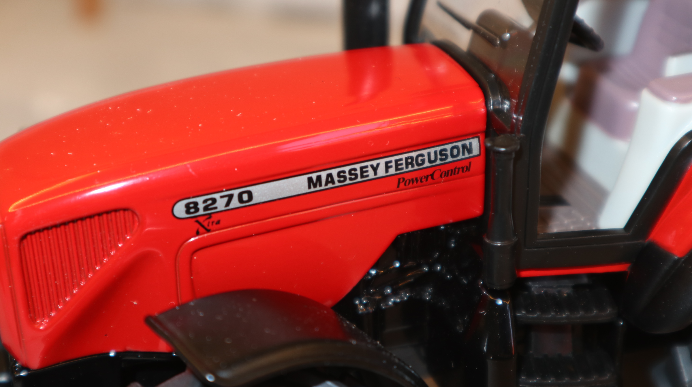 Siku 3251 in 1:32, Massey Ferguson 8270  LCN 2002, NEU in OVP