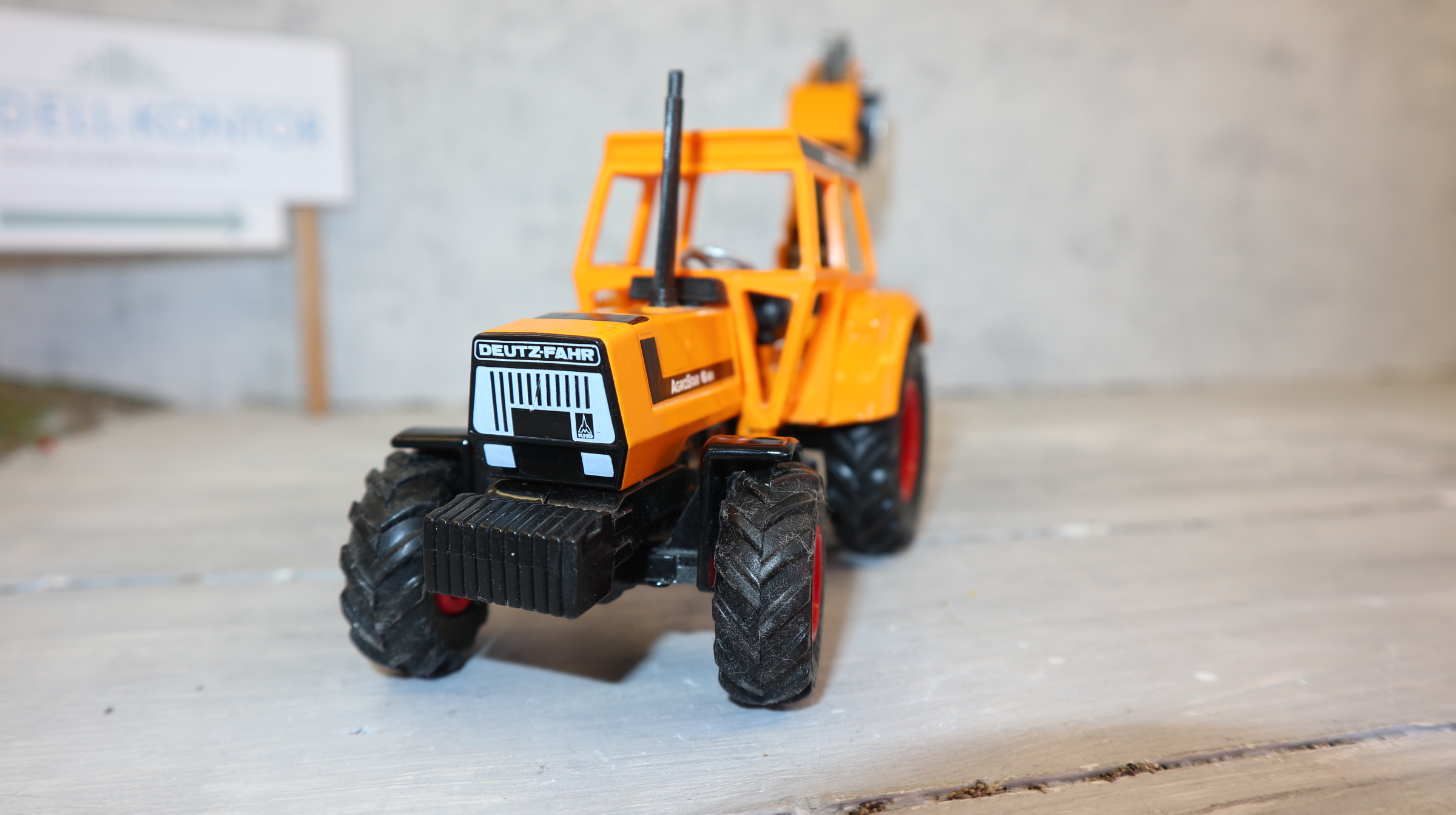 Siku 3756 in 1:32,  Deutz Agrostar Heckbagger in orange, NEU in OVP