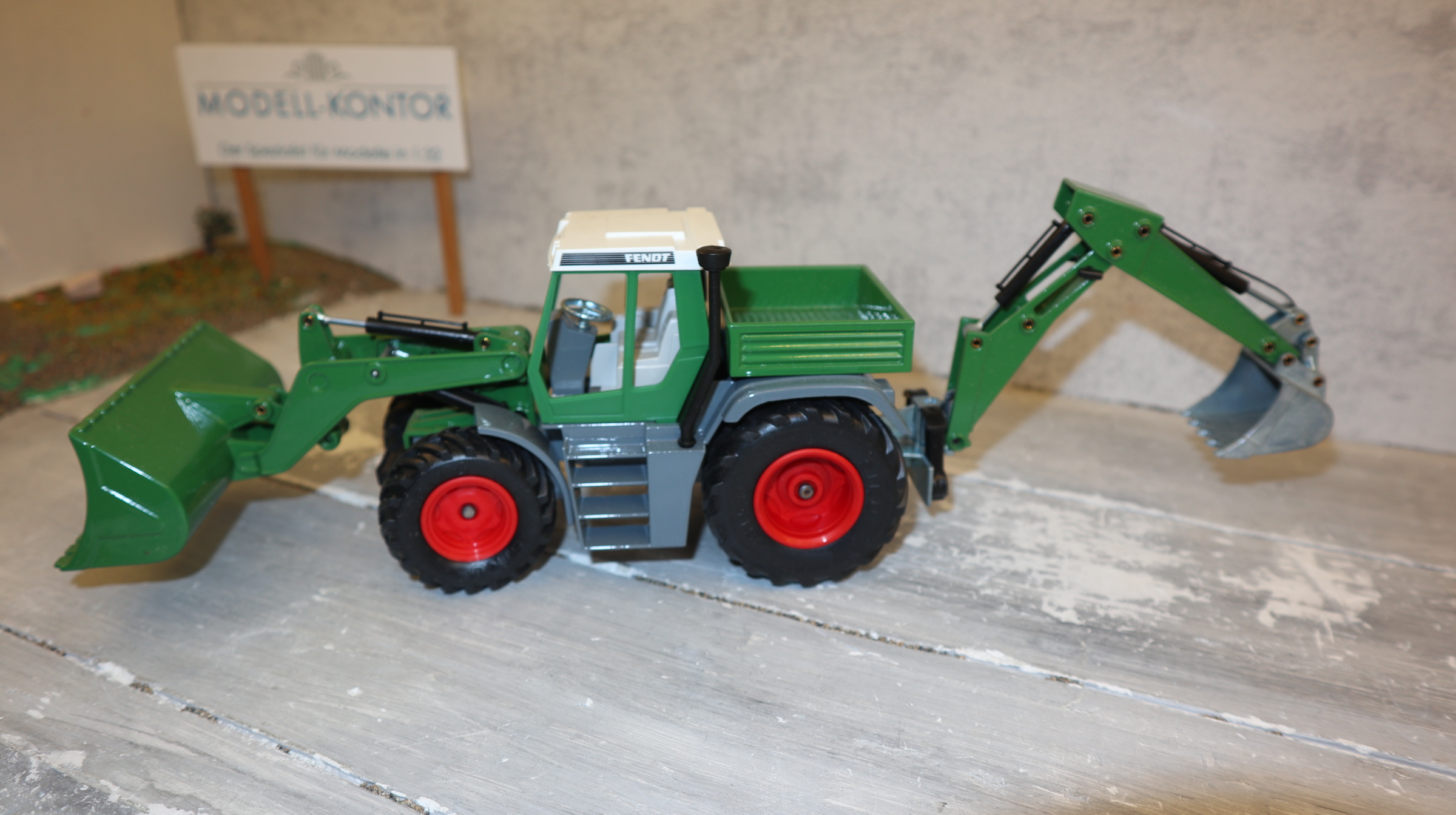Siku 3953 in 1:32, Fendt Xylon grün mit Schaufellader und Heckbagger, NEU in OVP