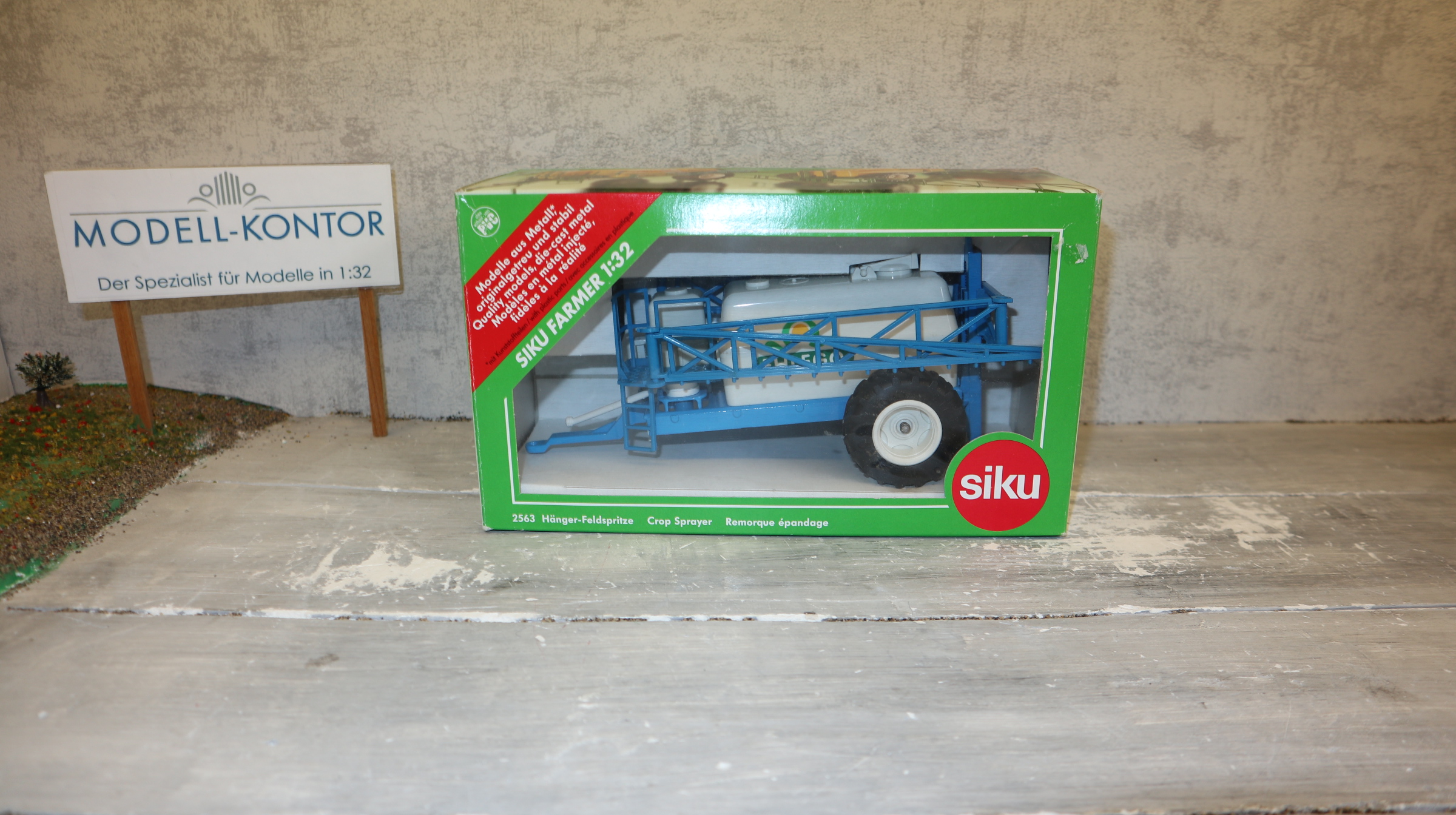 Siku 2563 in 1:32, Hänger Feldspritzt EHLEGO weiß-blau Sondermodell, NEU in OVP