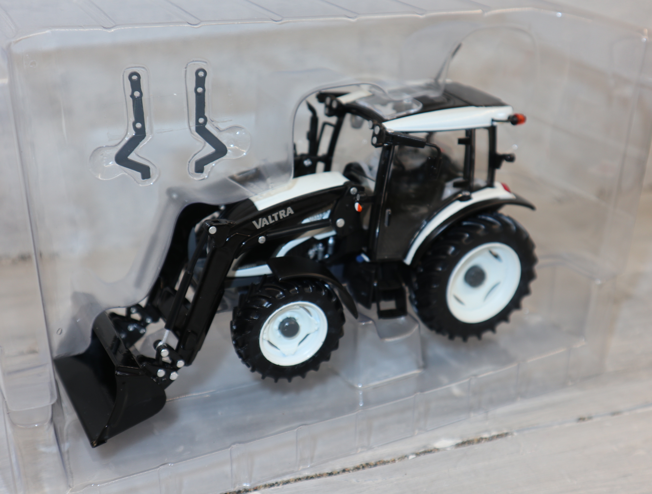 ROS 301542 in 1:32 VALTRA A104 weiß mit Frontlader NEU in OVP