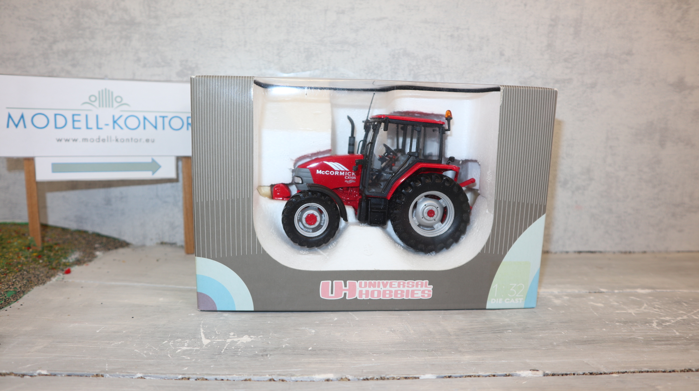 UH 2389 in 1:32,  Mc Cormik CX 105 in ROT,  NEU in OVP