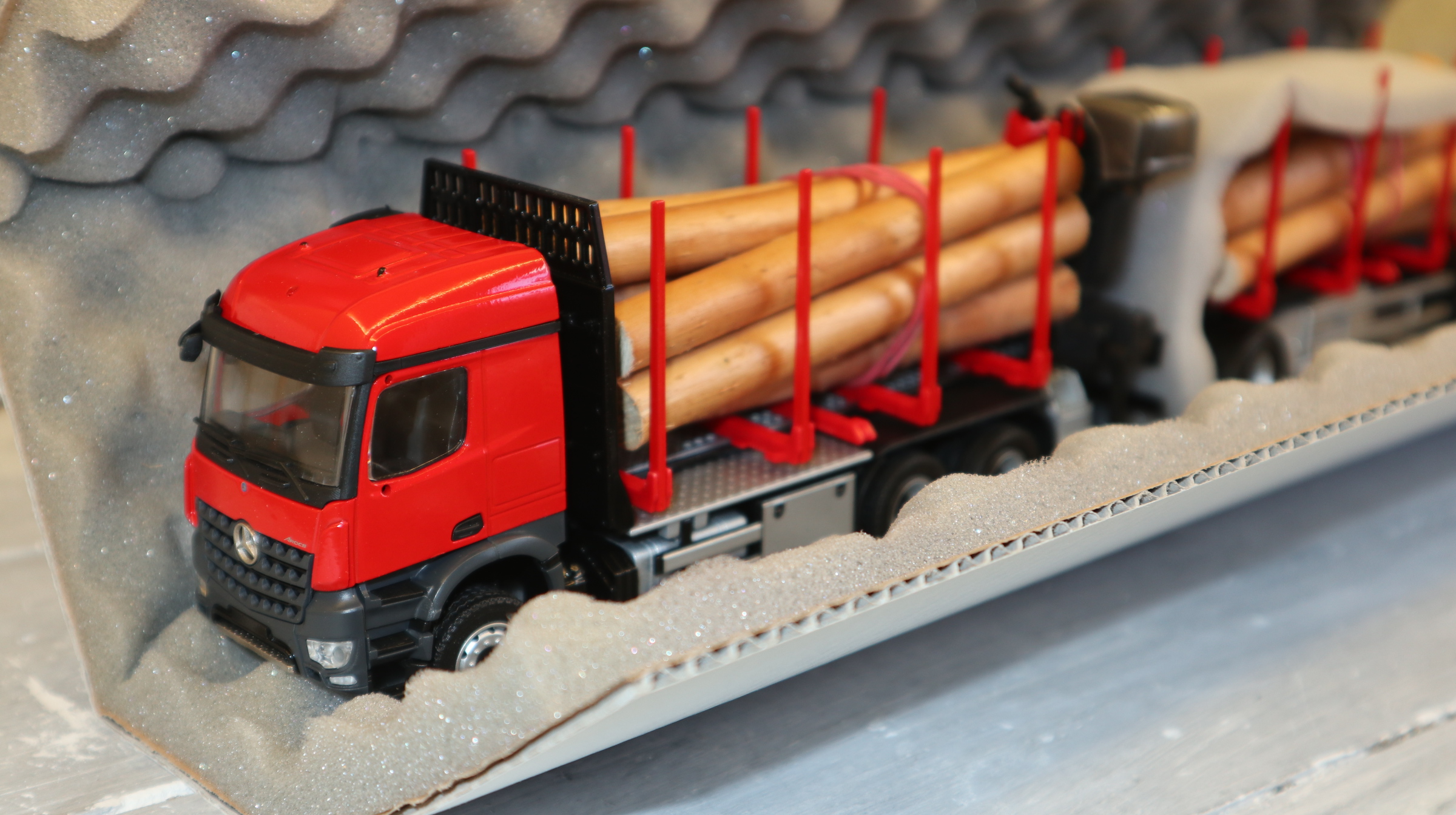 Conrad 78233/0 in 1:50 , MB Arocs ROT Palfinger Epsilon Q17Z Doll Kurzholzzug,  NEU in OVP