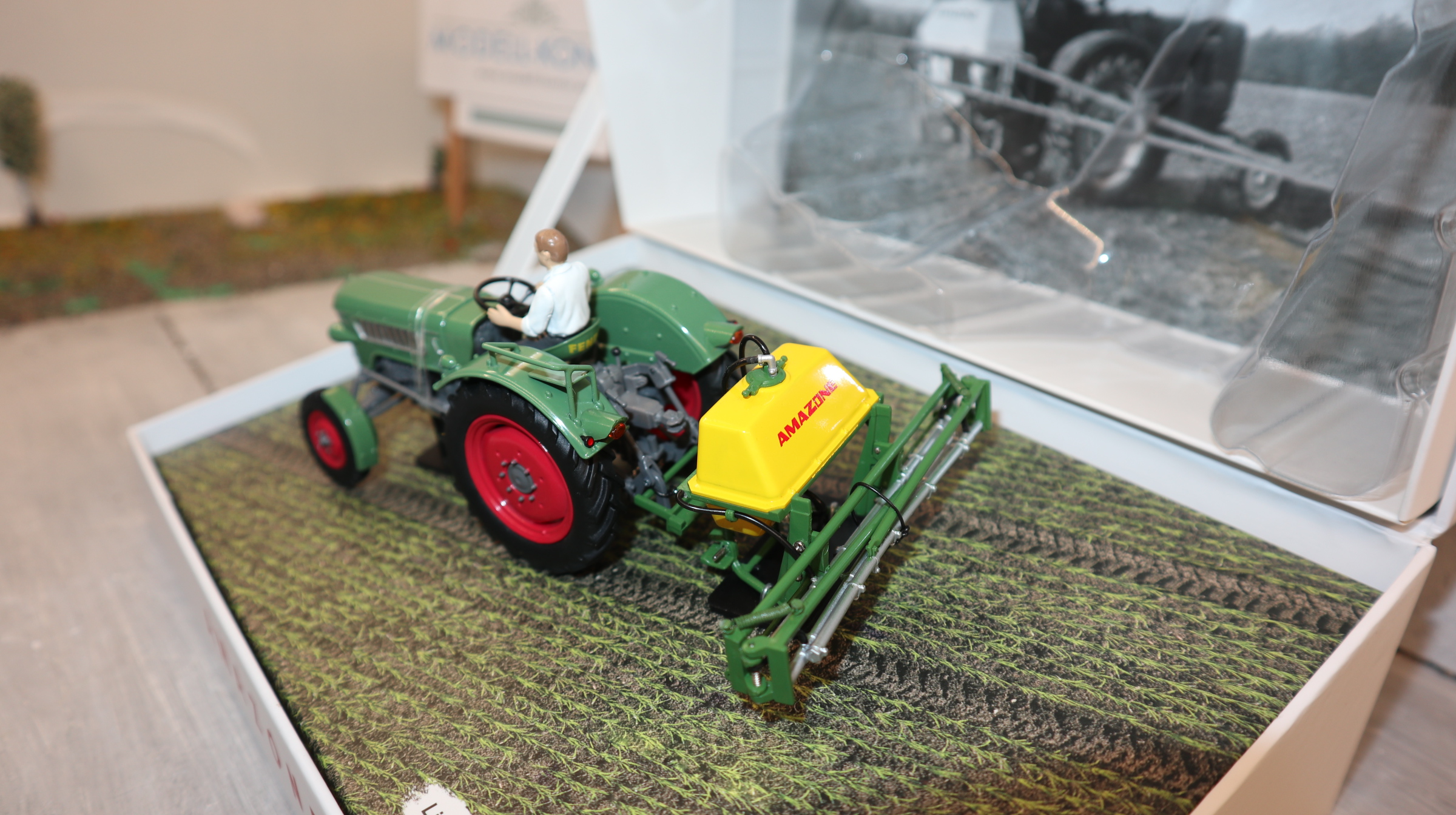 UH 6201 in 1:32  Fendt Farmer 2 mit AMAZONE Spritze, Sondermodell NEU in OVP