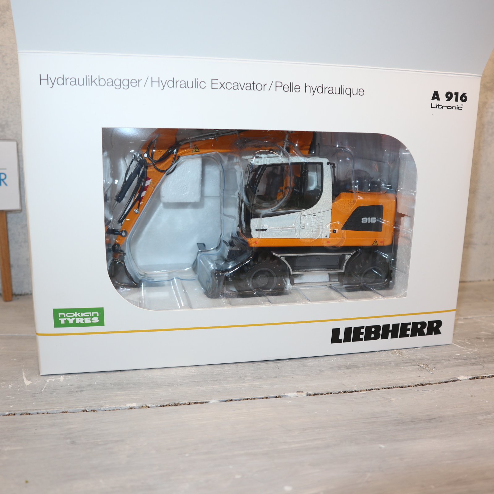 AT Collections 3200140 in 1:32  LIEBHERR A916 4WD Radbagger in gelb mit NOKIAN-Reifen NEU in OVP