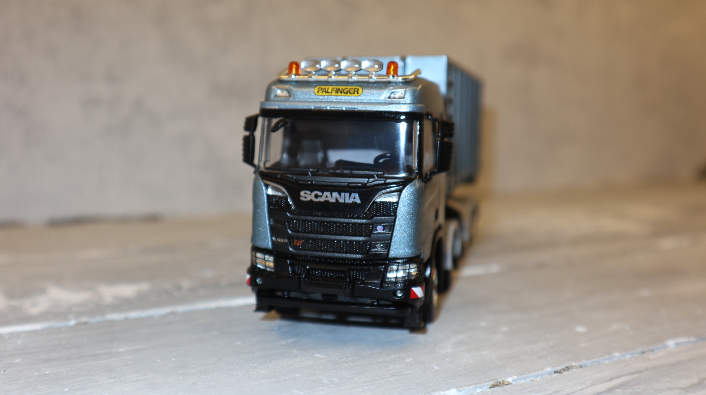 WSI 02-3793 in 1:50, SCANIA CR20 8x4 mit Palfinger Abroller und 40-cbm-Container,  NEU in OVP