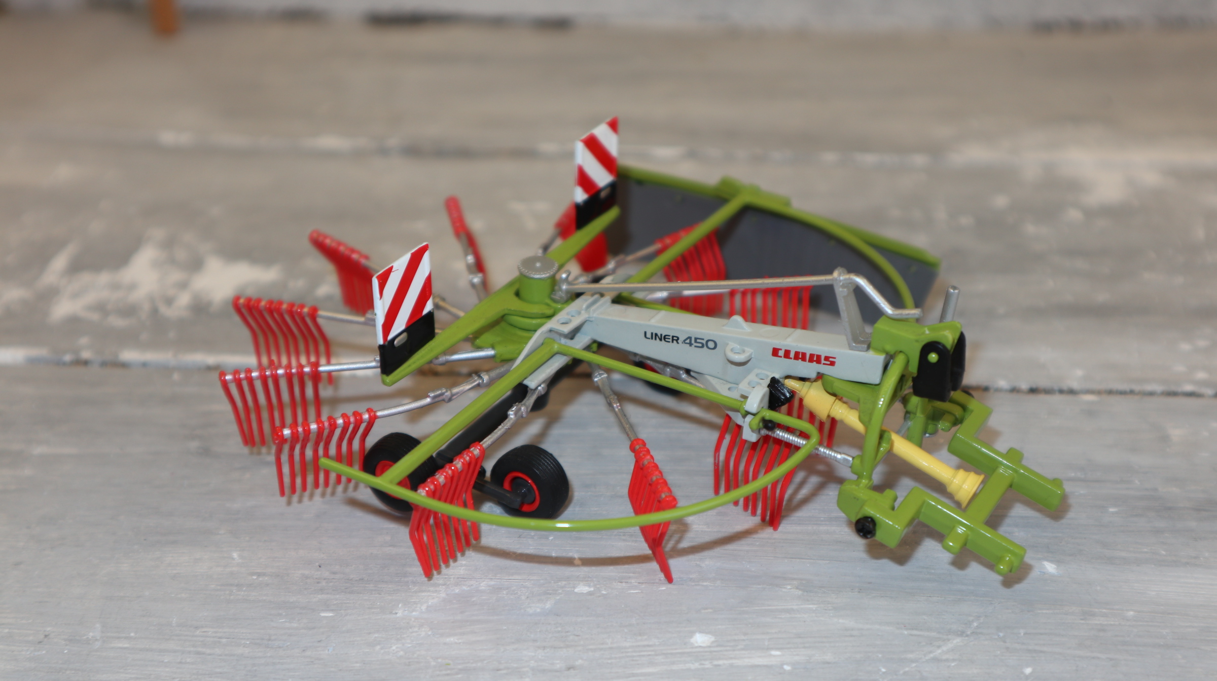 USK 30013 in 1:32,  Claas Liner 450 Heuwender, NEU in OVP