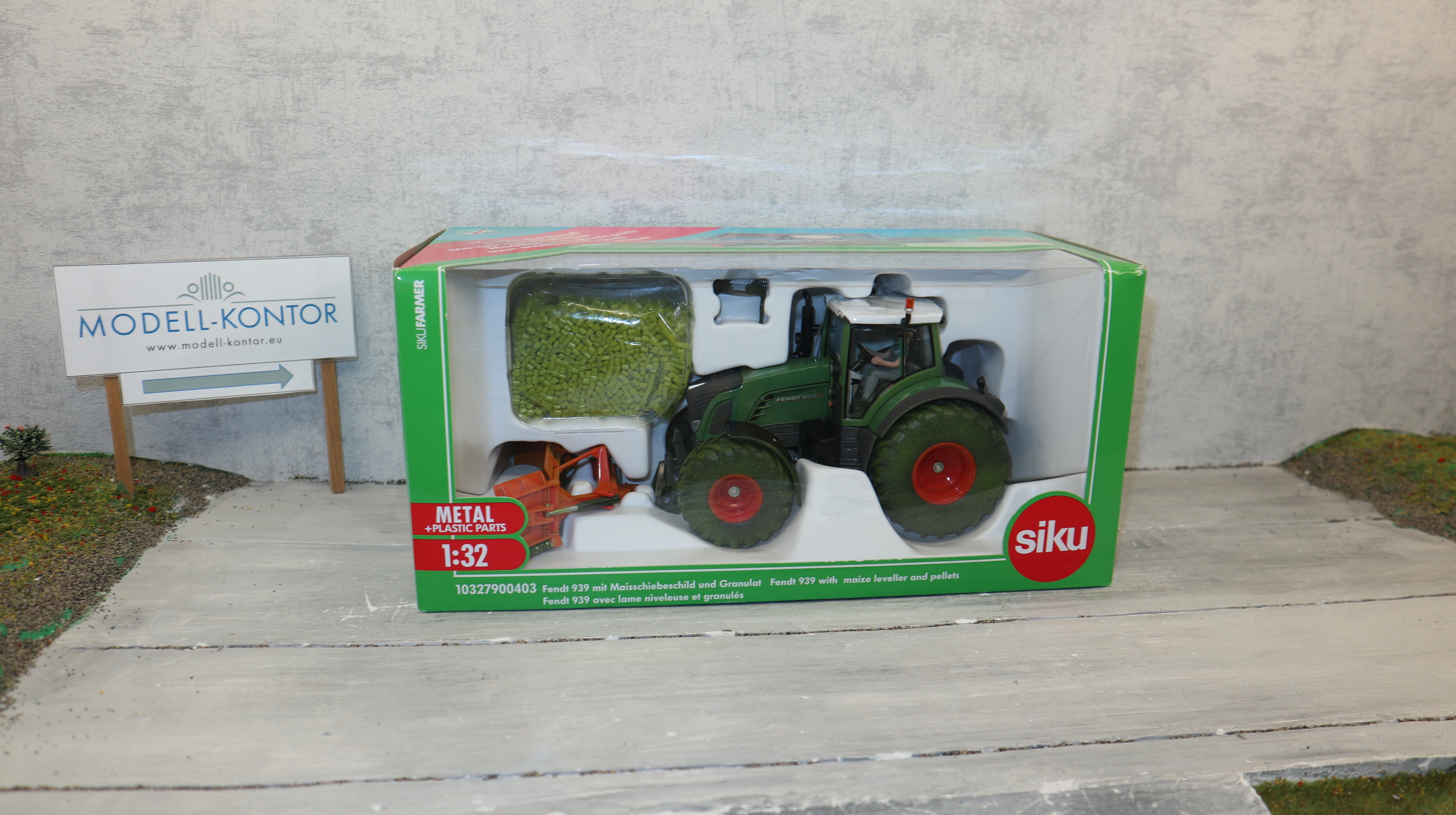 Siku Set in 1:32 Werbemodell EUROTIER 2014 Fendt 939 mit Maisschild und Granulat, NEU in OVP