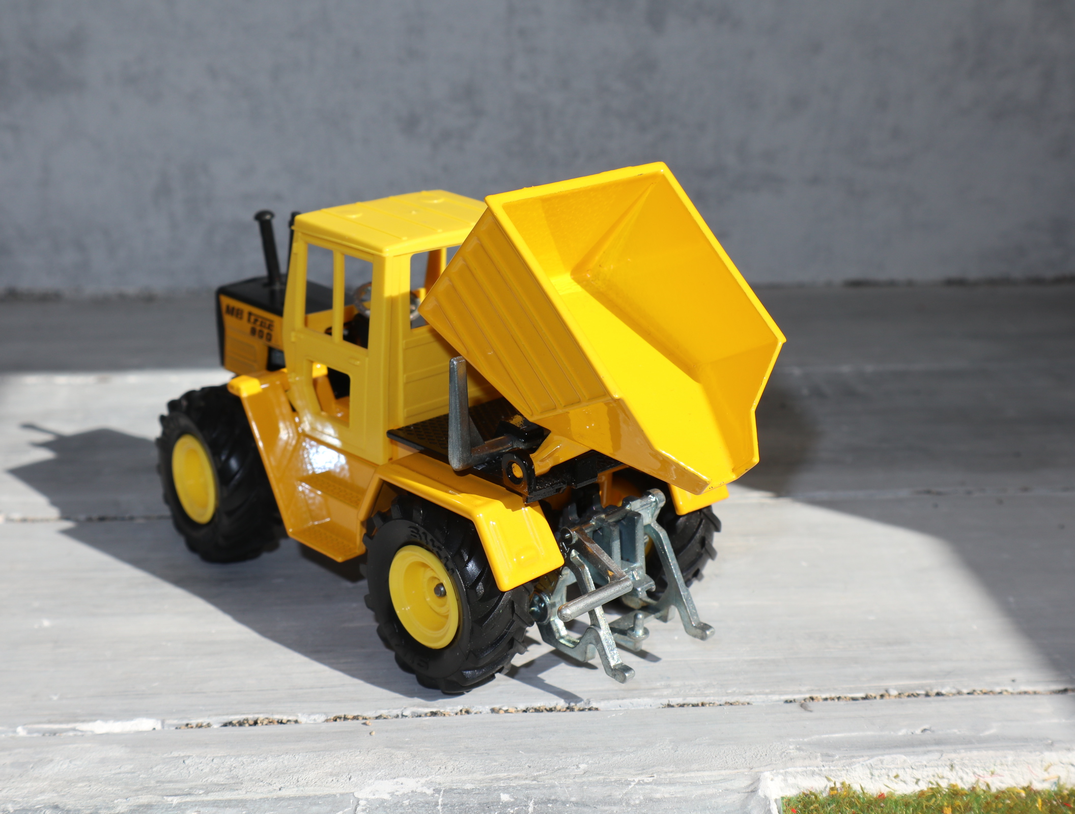Siku 2951 in 1:32,  MB Trac 800 mit Kippmulde in GELB, NEU in OVP