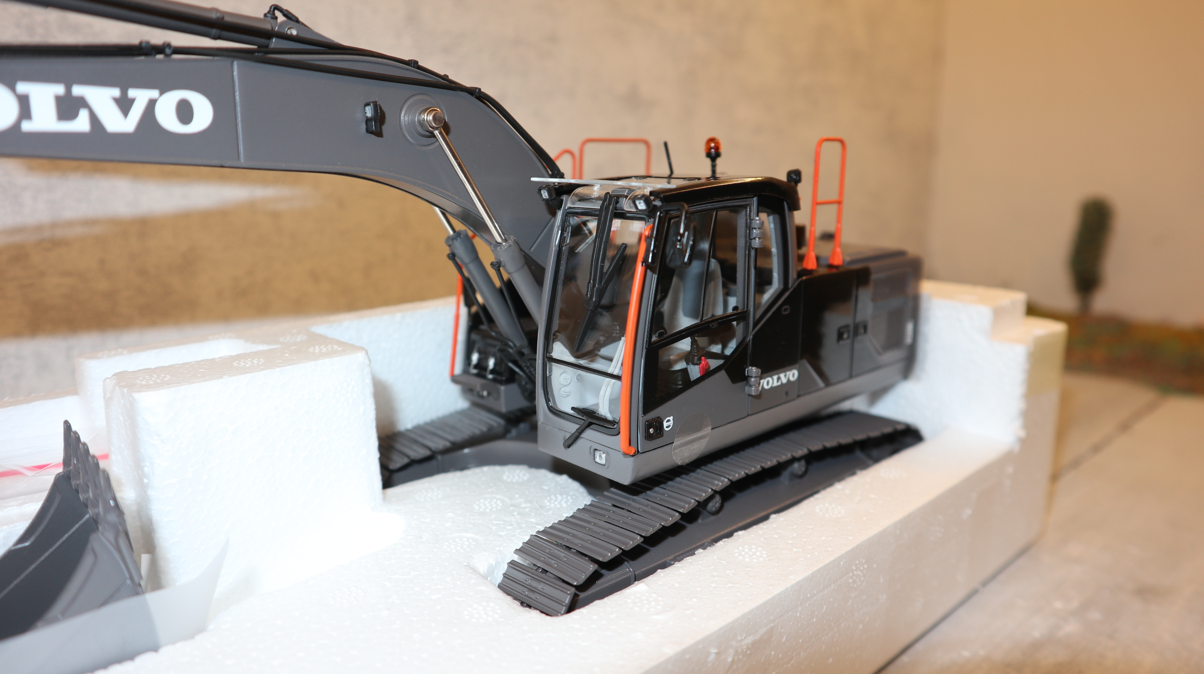 AT Collections 3200127 in 1:32, VOLVO EC 220 EL Black-Edition NEU in OVP