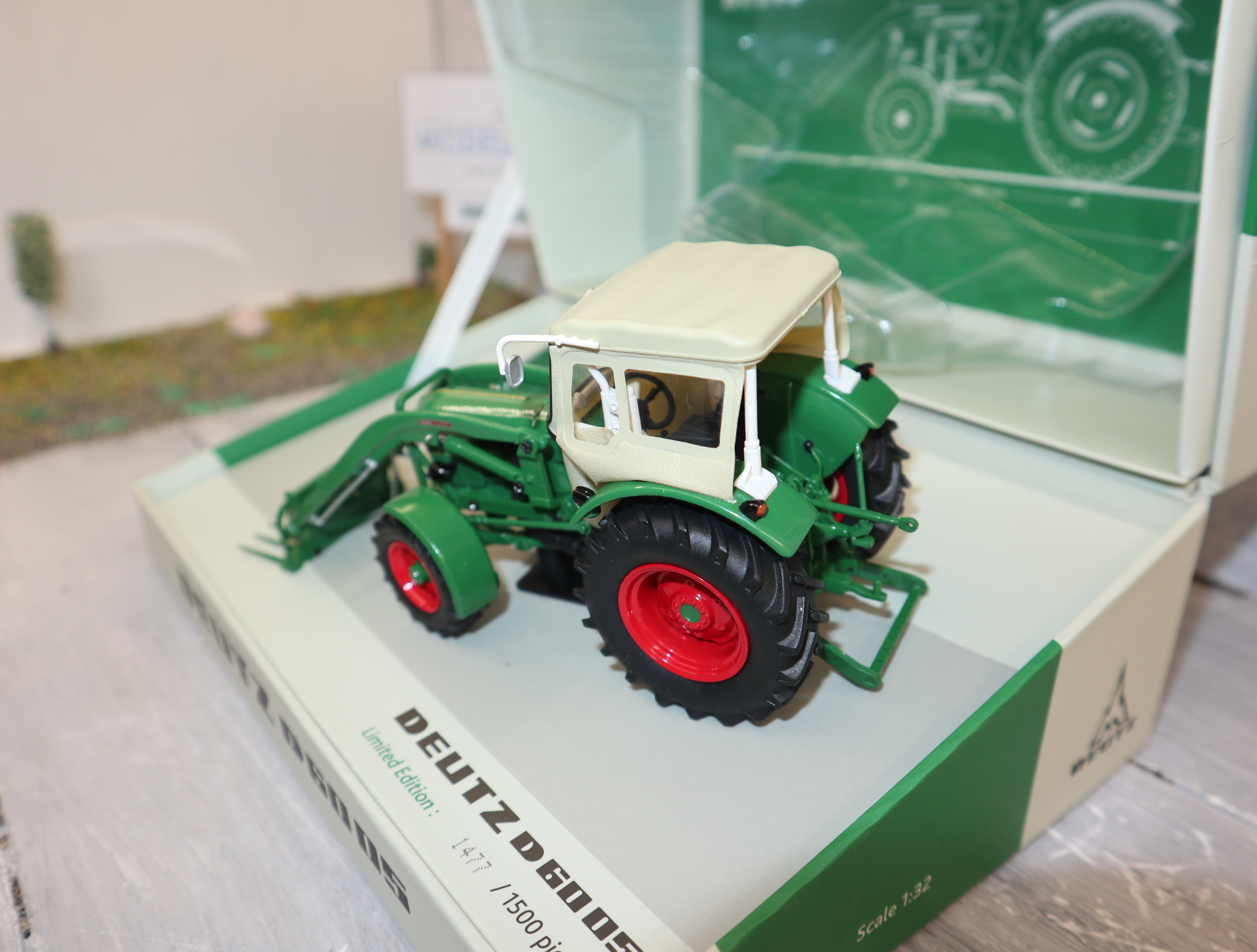 Universal Hobbies 6200 in 1:32 Deutz D60 05 mit Fritzemeier-Verdeck Sonderedition 1500 Stück