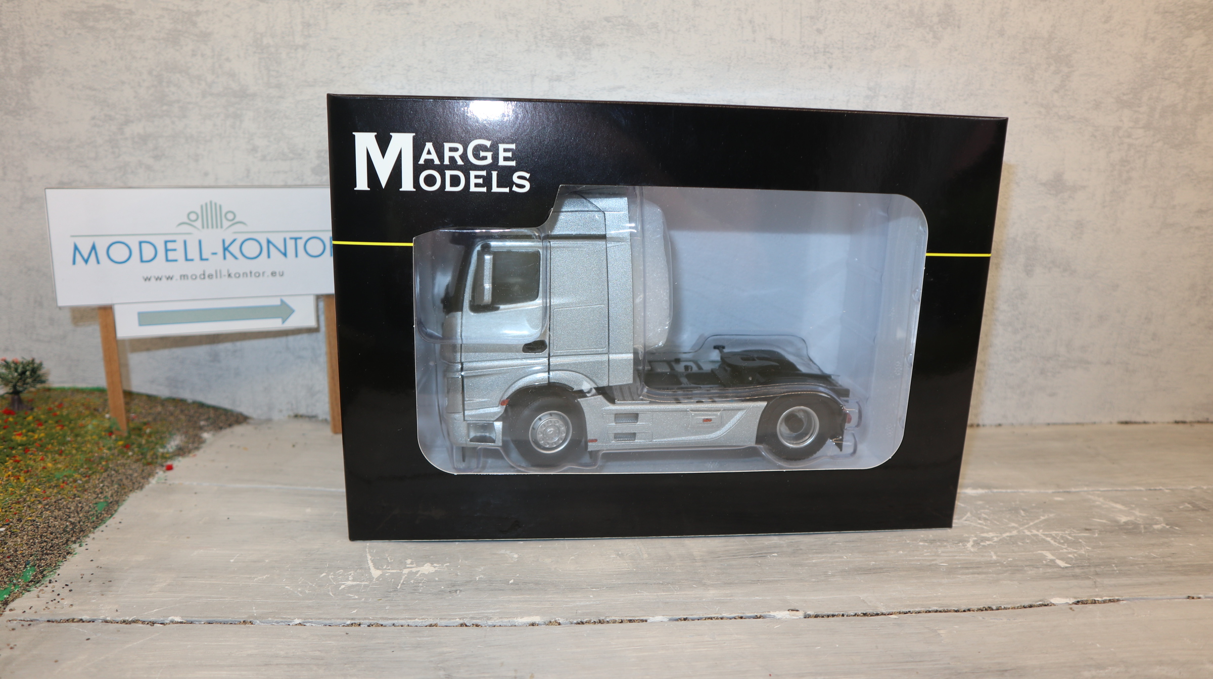 MarGe 1907-03 in 1:32,Mercedes-Benz Actros Streamspace 4x2 in silber als SZM, NEU in OVP