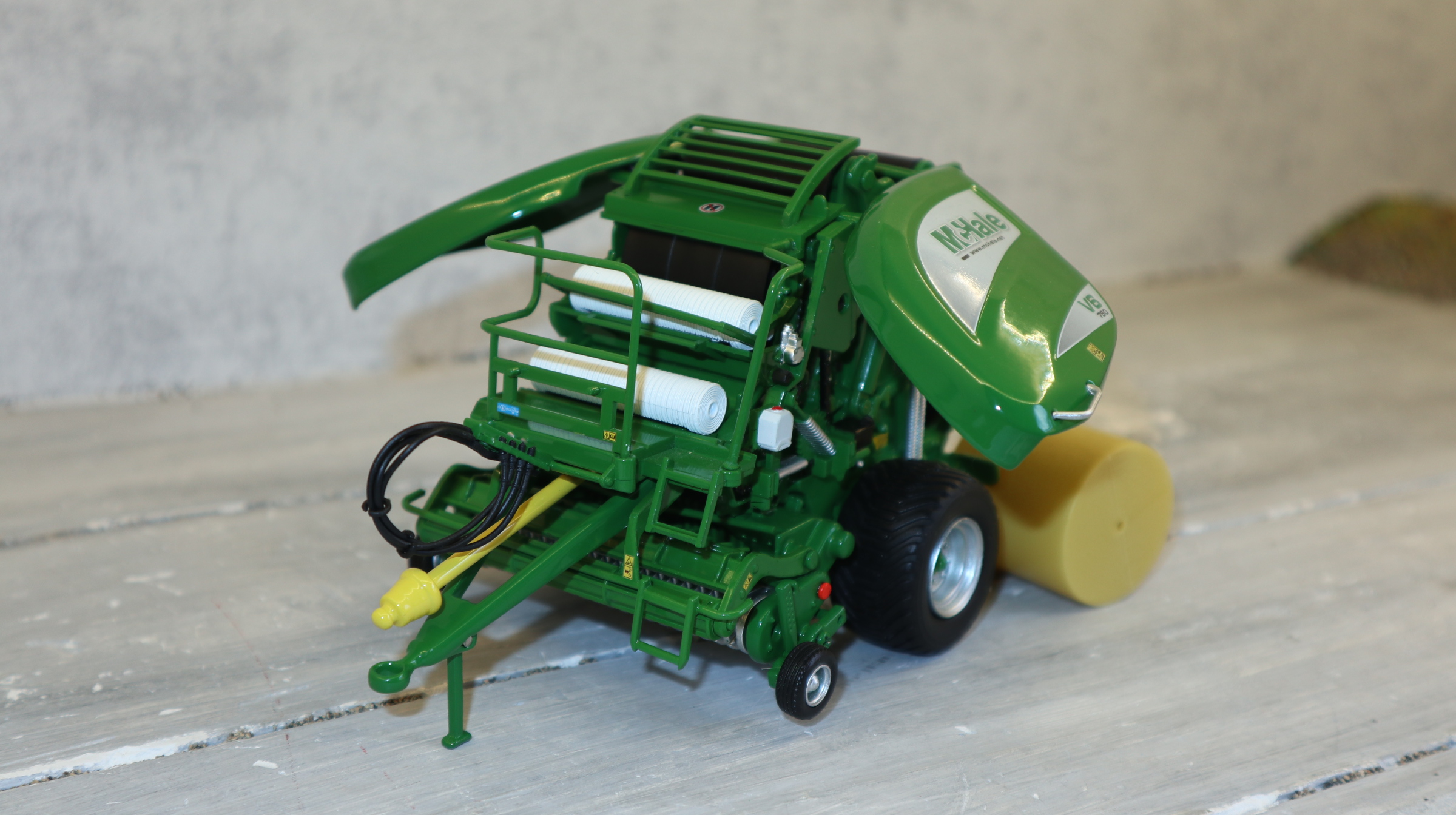 USK 31021 in 1:32, Rundballenpresse McHale V6, NEU in OVP