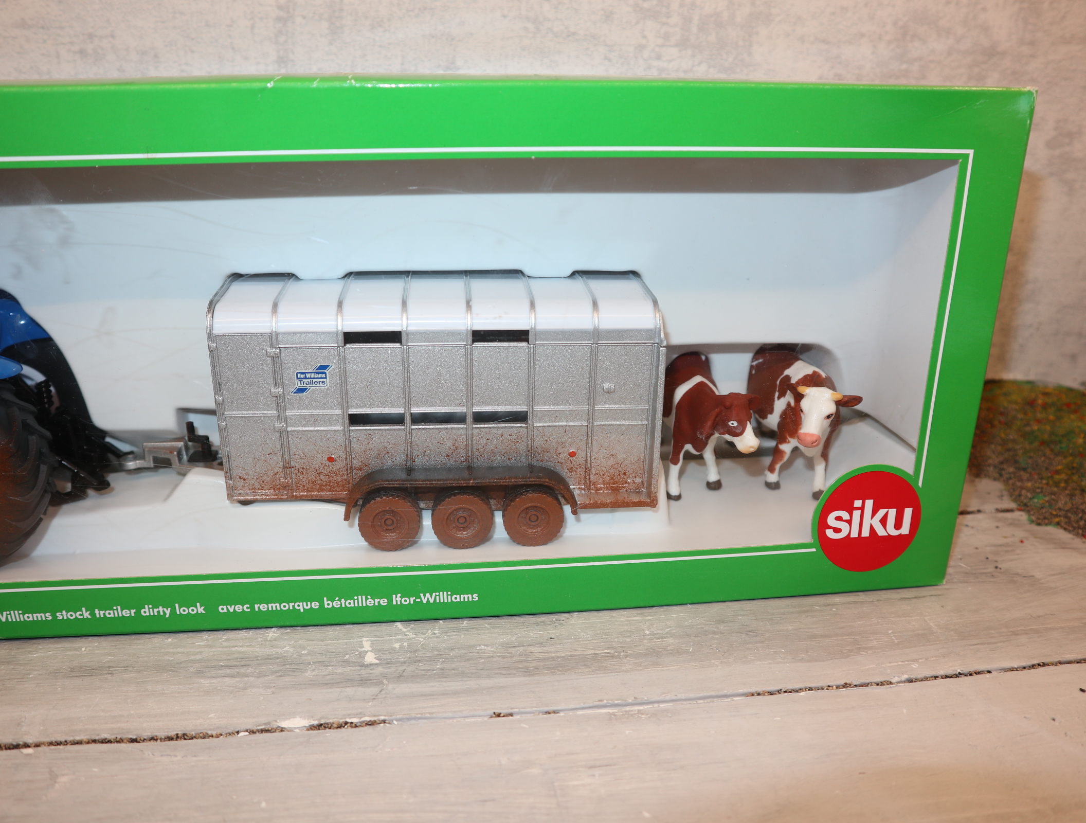 Siku 8607 in 1:32 New Holland T8.390 mit Viehanhänger DIRTY Sondermodell IRLAND,  NEU in OVP