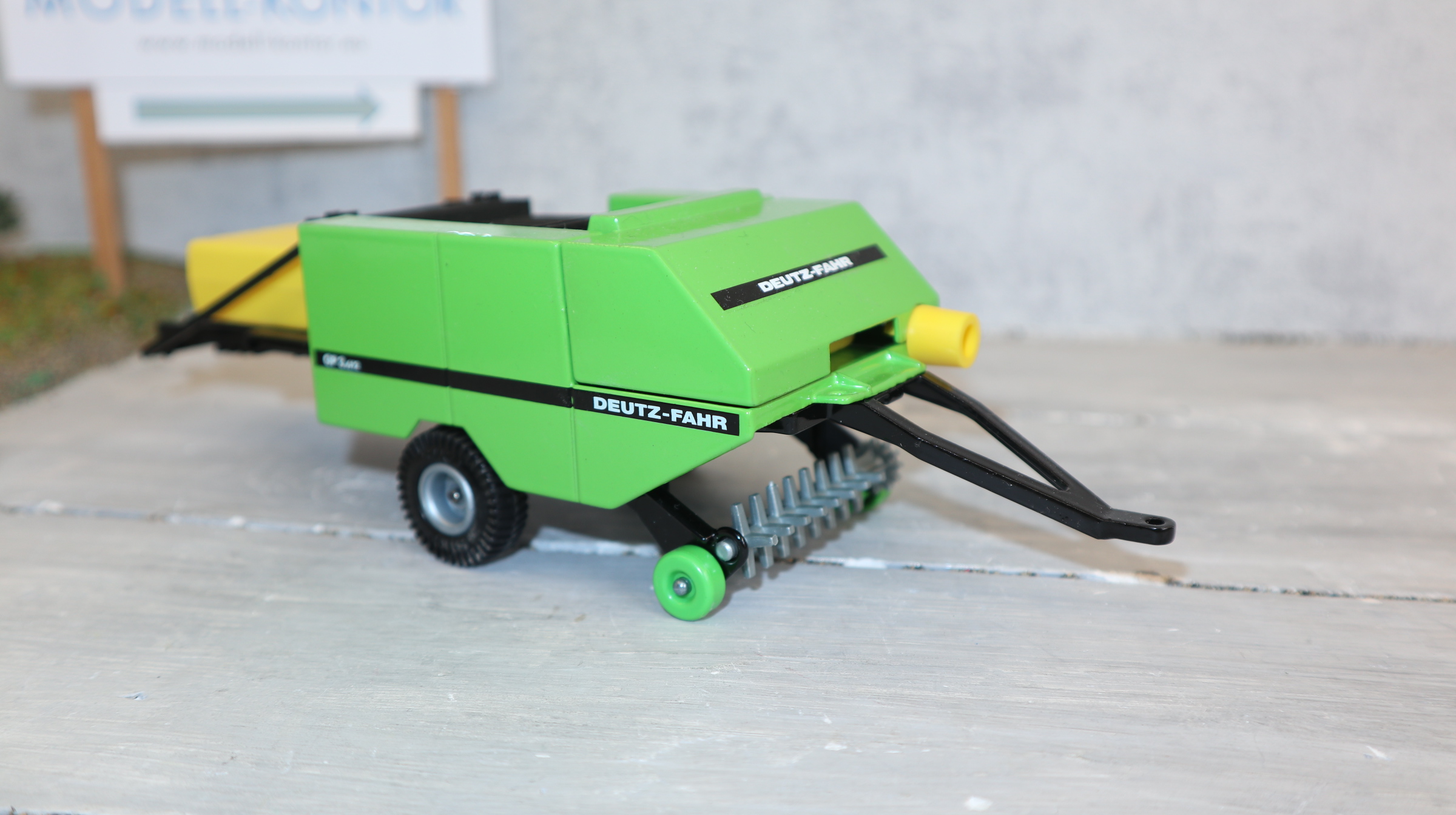 Siku 2862 in 1:32,  Deutz- Ballenpresse, Version 2 mit profilierten Räder, mit beiden Strohballen, TOP ohne OVP