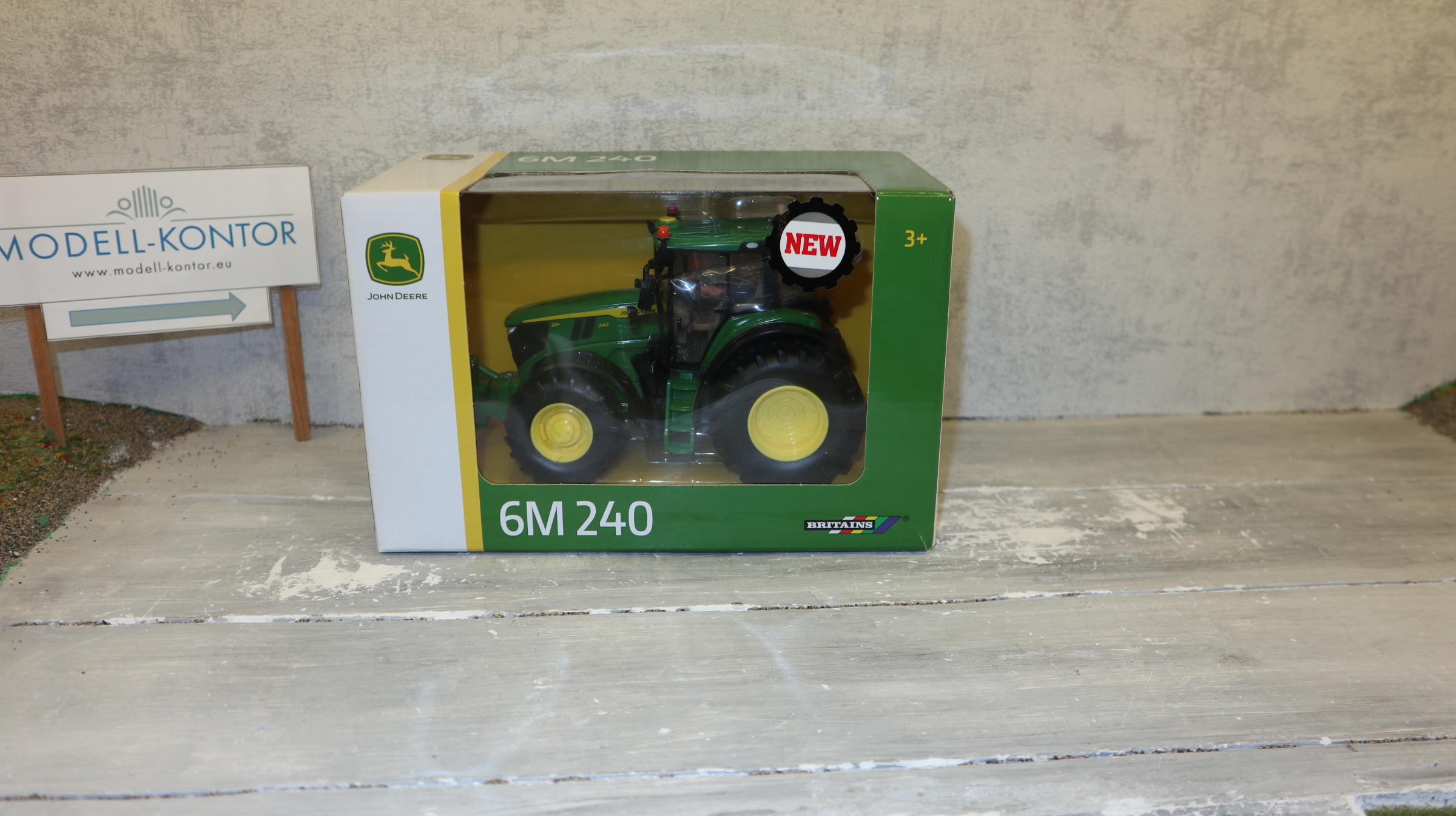 Britains 43406 in 1:32,  John Deere 6M 240, NEU  in OVP