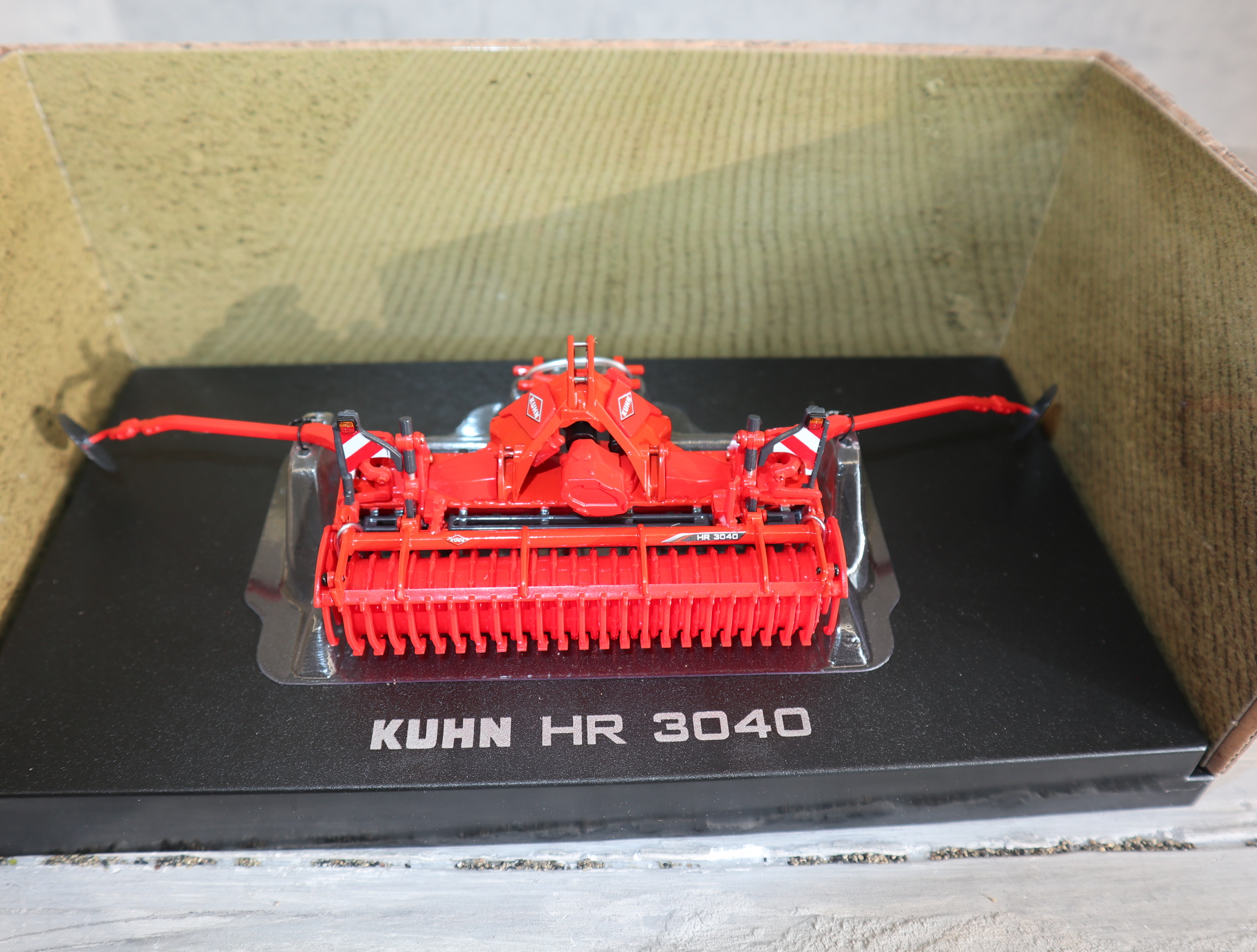 UH 5219 1:32  KUHN HR 3040 Kreiselegge neu in OVP
