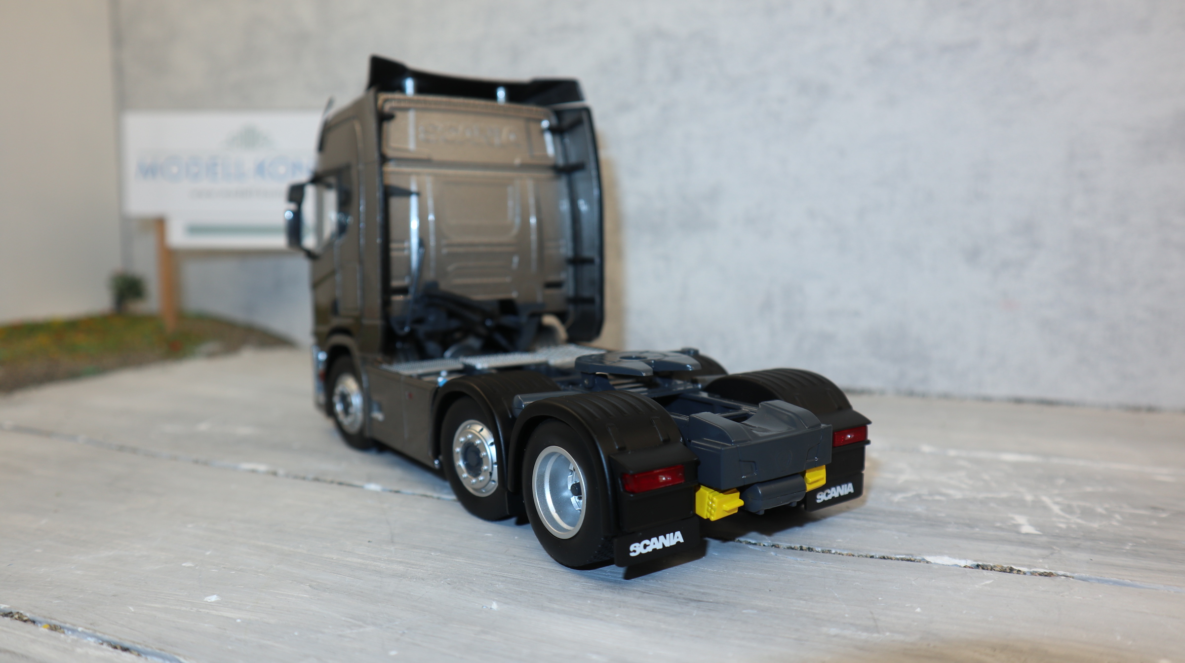 MarGe 2015-02 in 1:32 SCANIA R500 6x2 in dunkelgrau als SZM