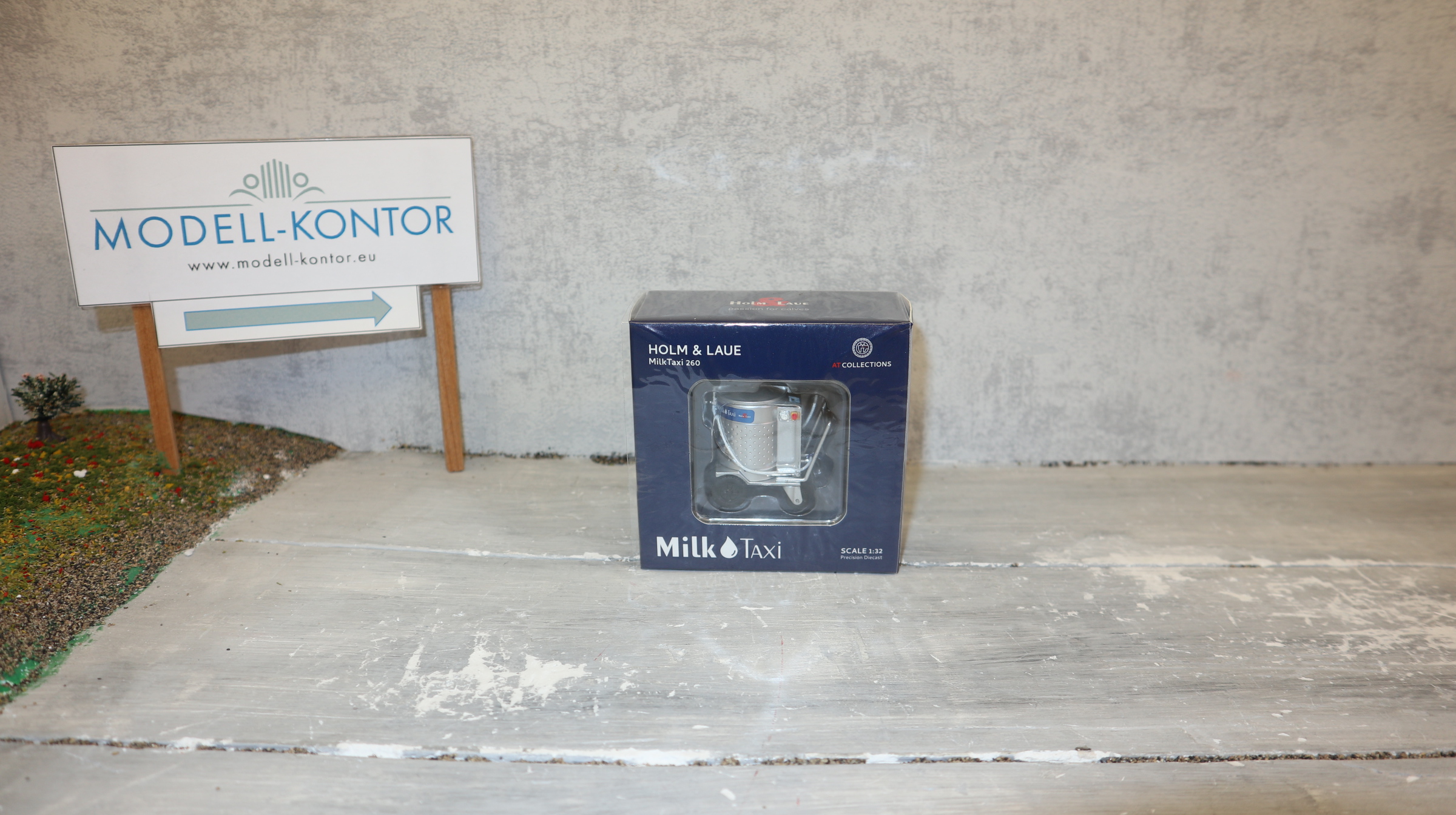 AT Collections 3200504 in 1:32, Holm & Laue Milch-Taxi, NEU in OVP
