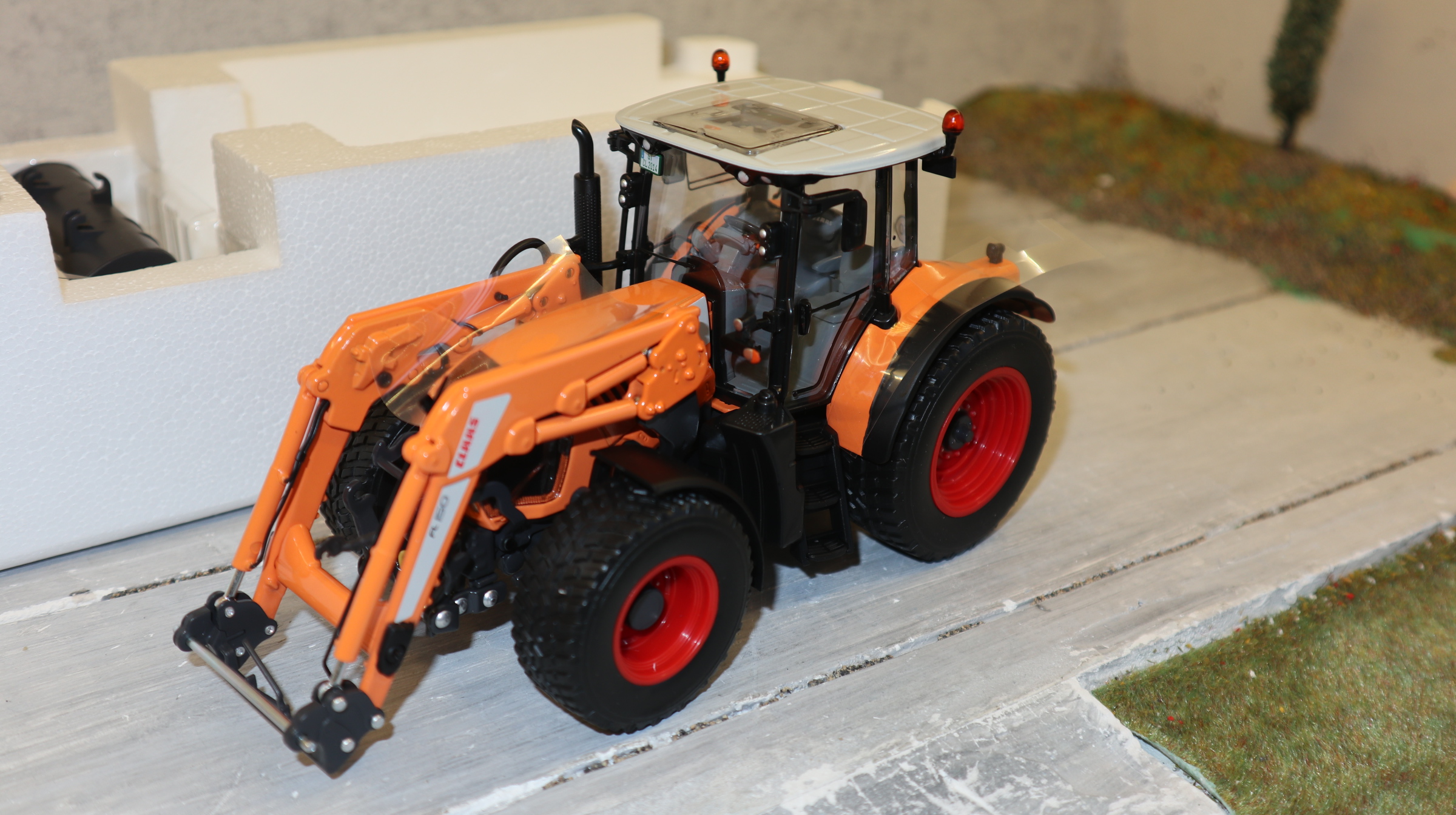 Wiking 01700610 in 1:32, Claas Arion 640 mit FL 120, Winterdienst, NEU in OVP