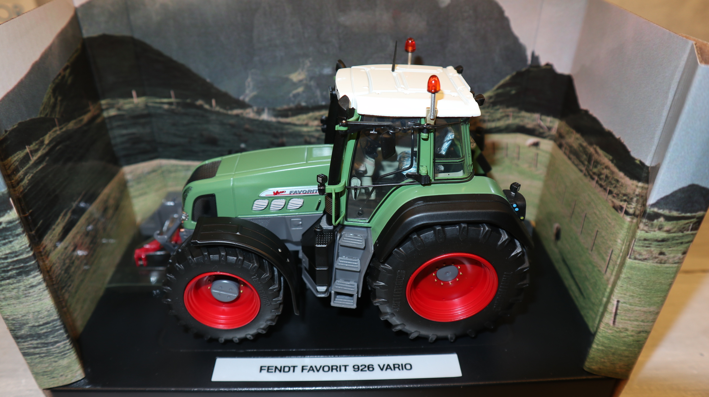 Weise Toys 1026 in 1:32, Fendt Favorit  926 Vario, NEU in OVP
