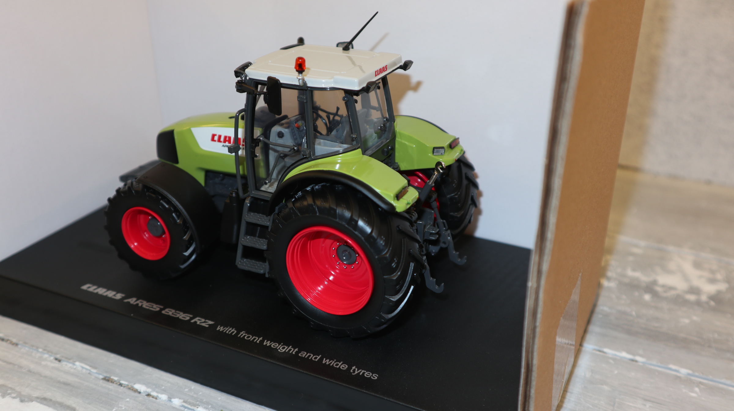 Universal Hobbies UH in 1:32,  Claas Ares 836 RZ + Frontgewicht und Breitreifen