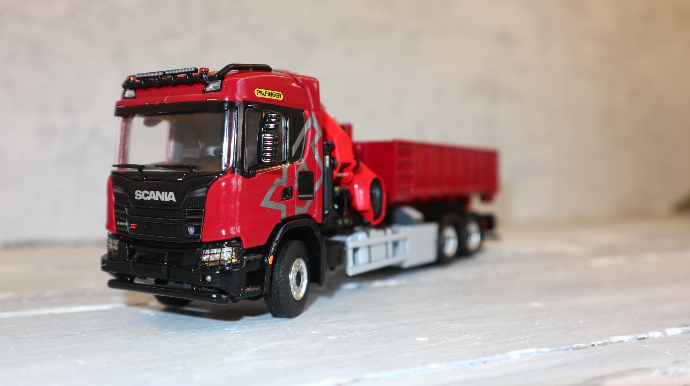WSI 02-3667 in 1:50, SCANIA G XT 6x4, Palfinger PK 370 TEC weinrot,  NEU in OVP