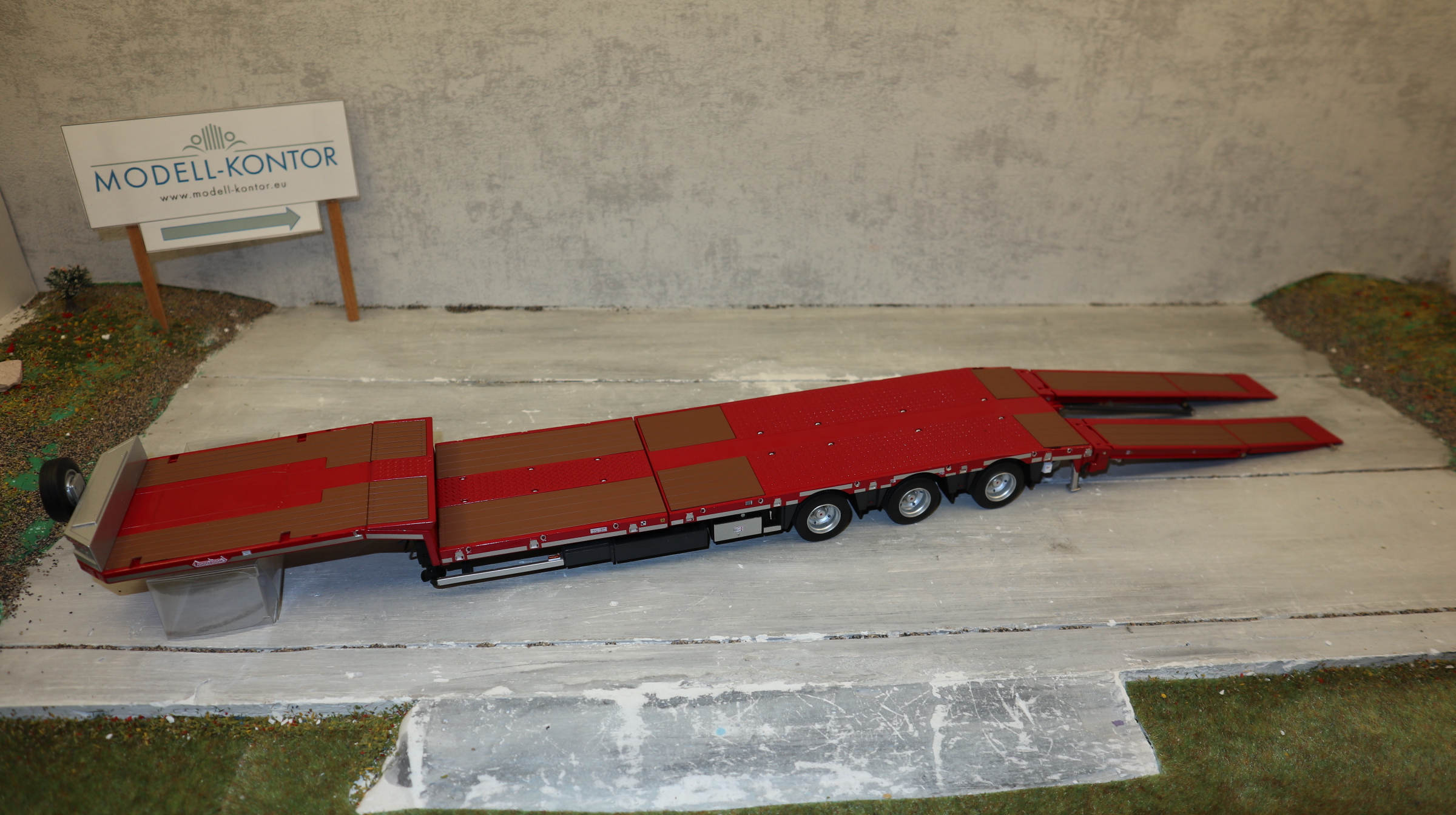 MarGe 1812-01 in 1:32, Nooteboom MCOS 48-03 Semi Tieflader ROT mit Holz-Auflagen, NEU in OVP
