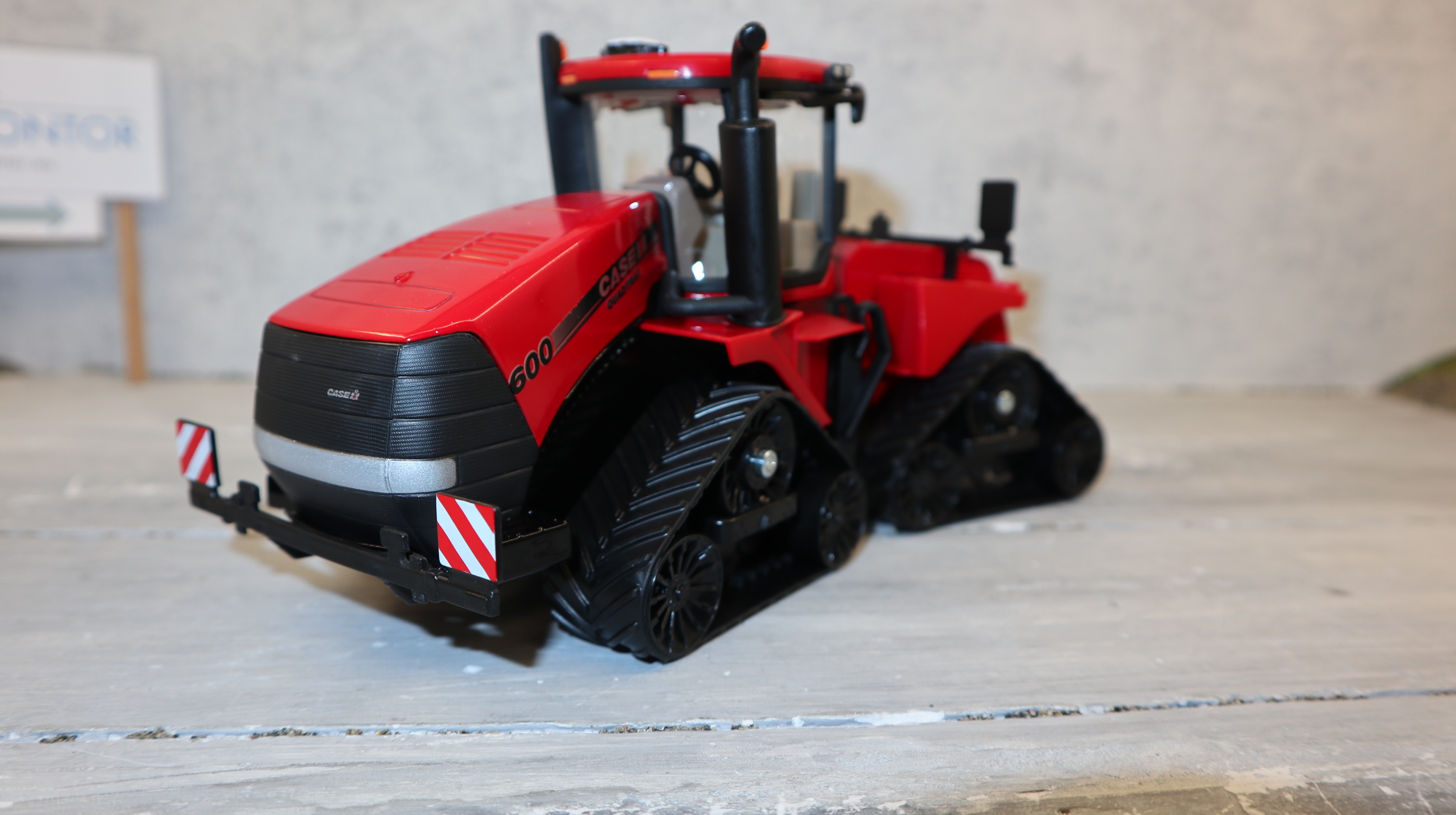 Siku 3275 in 1:32 CASE Quadtrac 600.  NEU in OVP