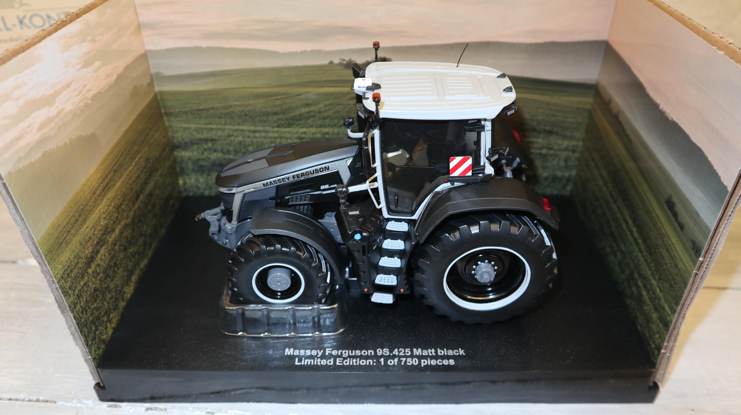 Universal Hobbies UH 6863 in 1:32,  Massey Ferguson 9S.425 schwarz matt,  NEU in OVP