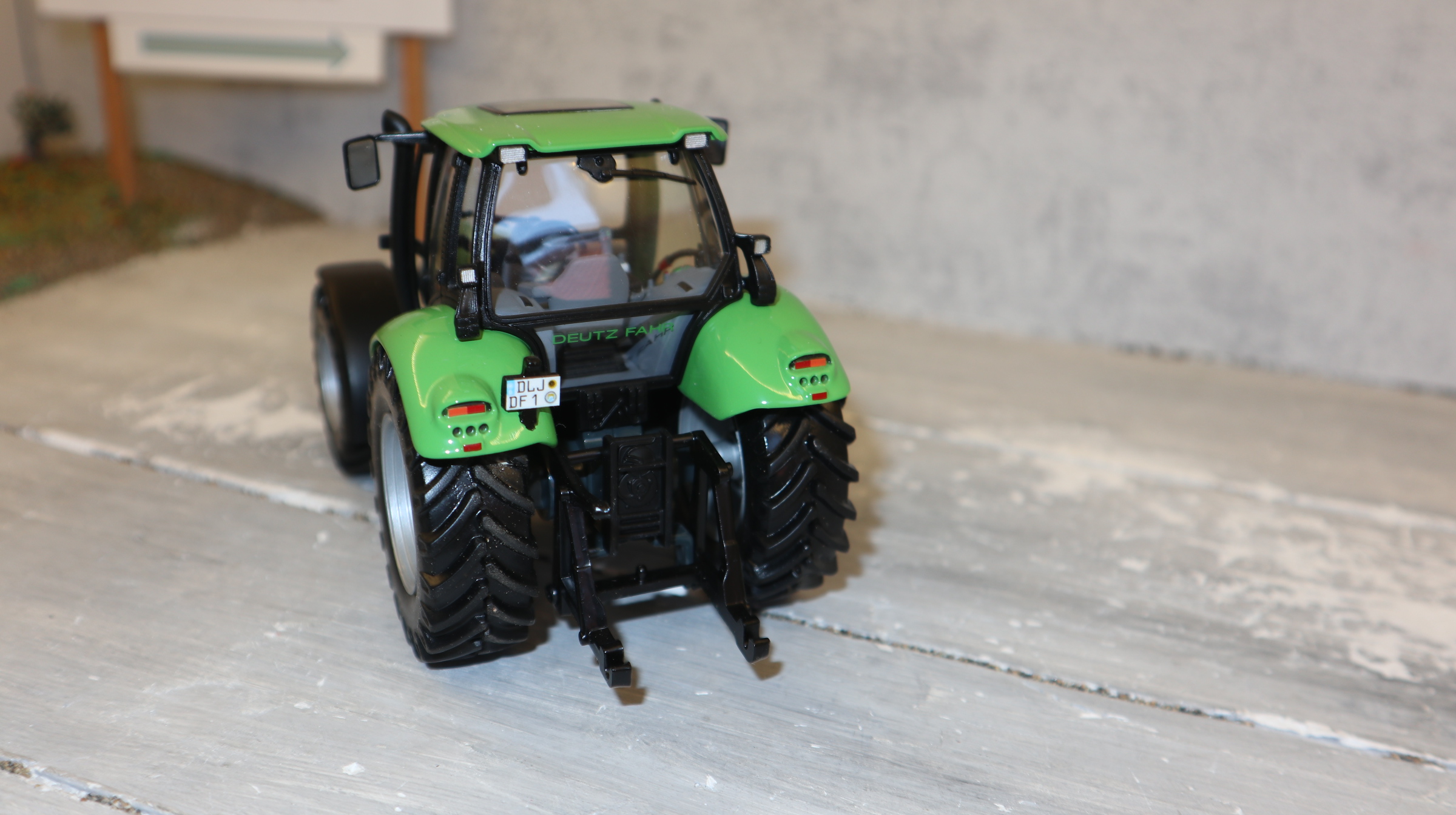 Universal Hobbies UH 2095 in 1:32,  Deutz-Fahr Agrotron 1160 mit Fronthydraulik,  NEU in OVP