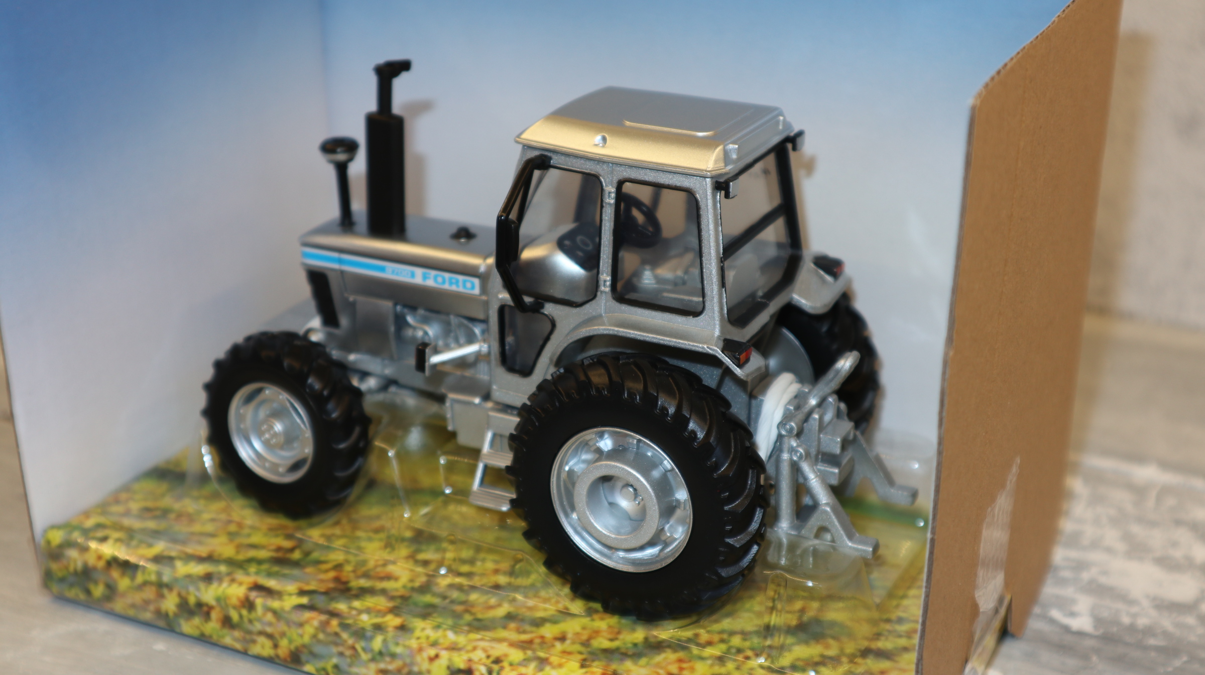 Britains 43409 in 1:32,  Ford 8700 4WD SILBER, nur 150 Modelle, NEU in OVP