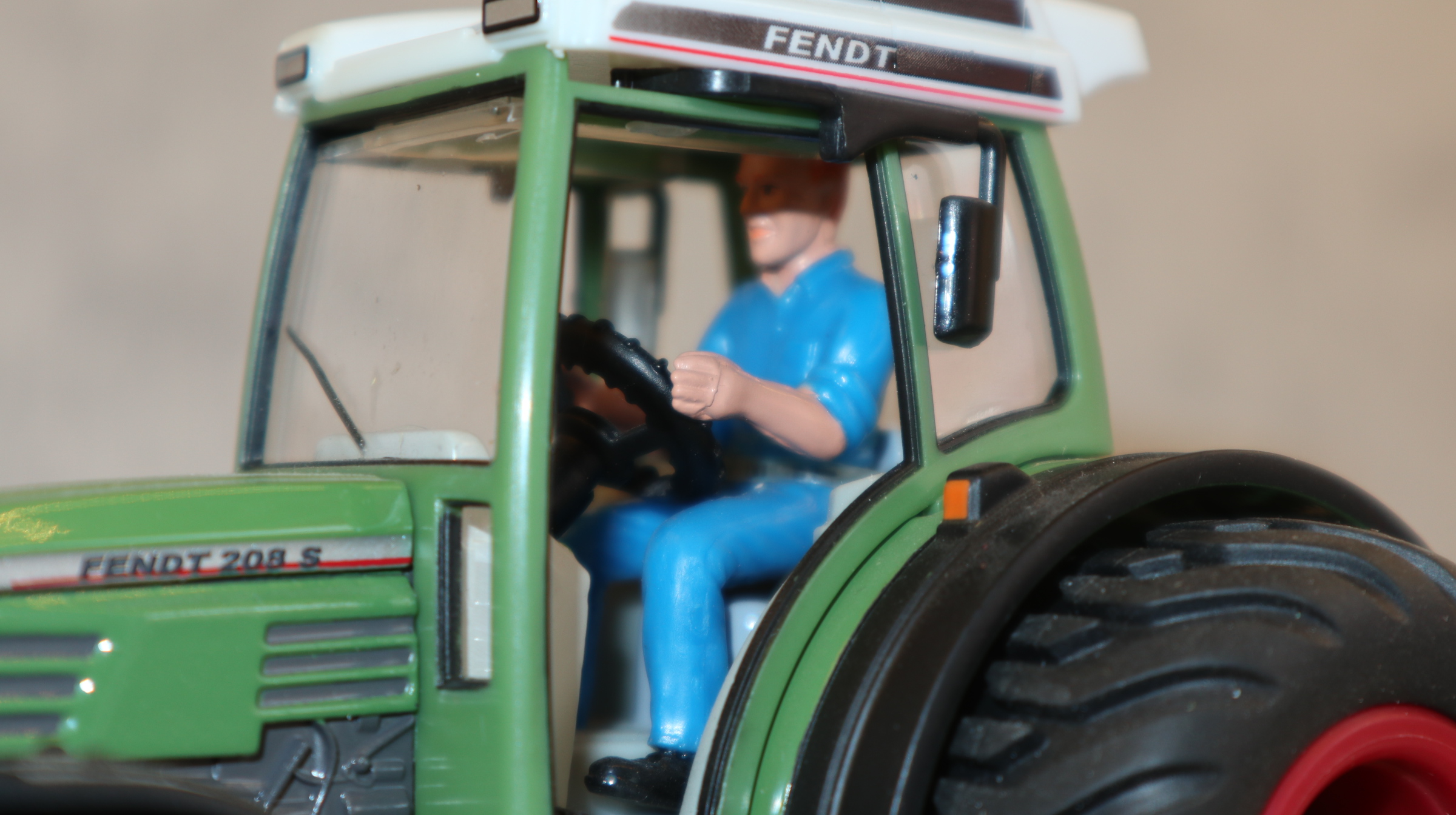 Siku 3052 in 1:32, Fendt 208 S Terrareifen, NEU in OVP