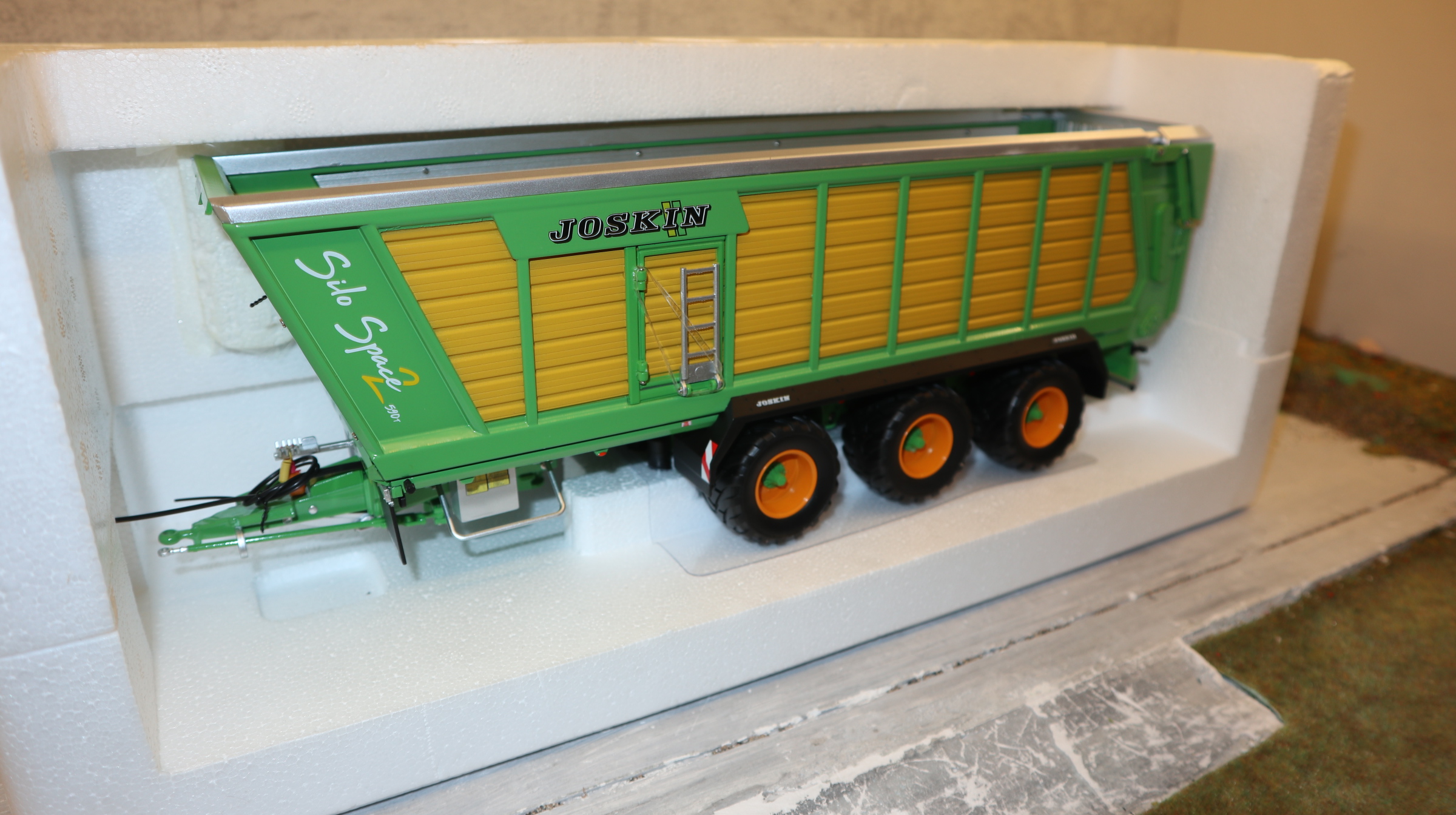 Universal Hobbies UH 5336 in 1:32, Joskin Silo-Space 2 590T,  NEU in OVP