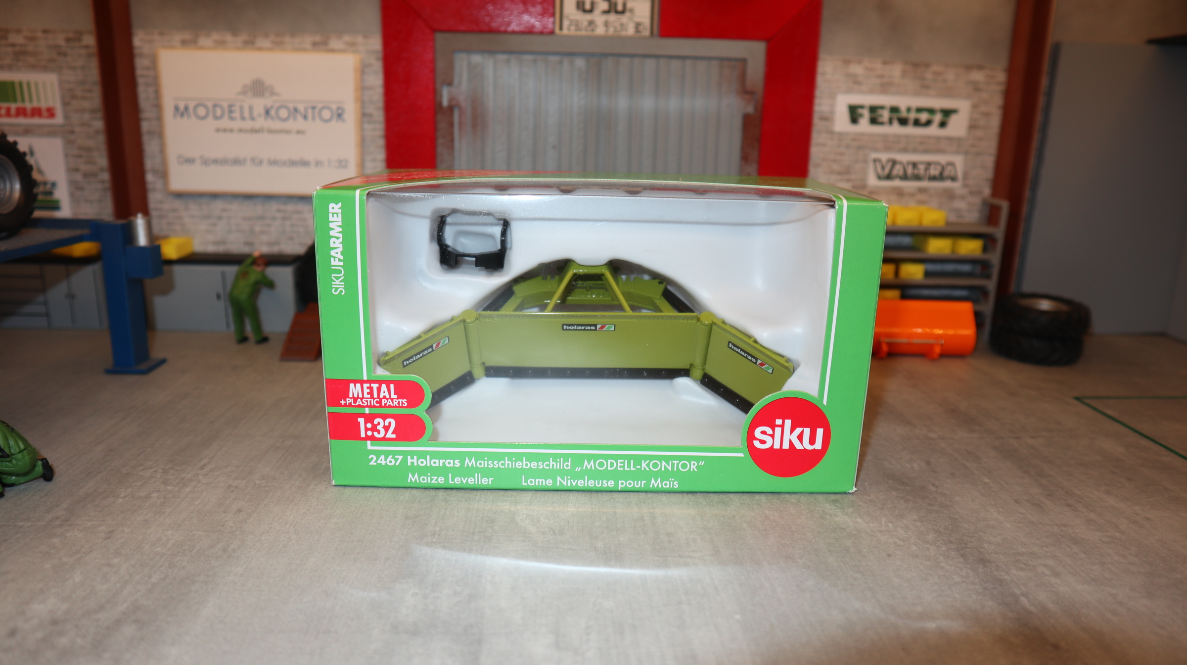 Siku 2467 in 1:32,  HOLARAS in Claas-grün, Maisschiebeschild MODELL-KONTOR 2026, NEU in OVP