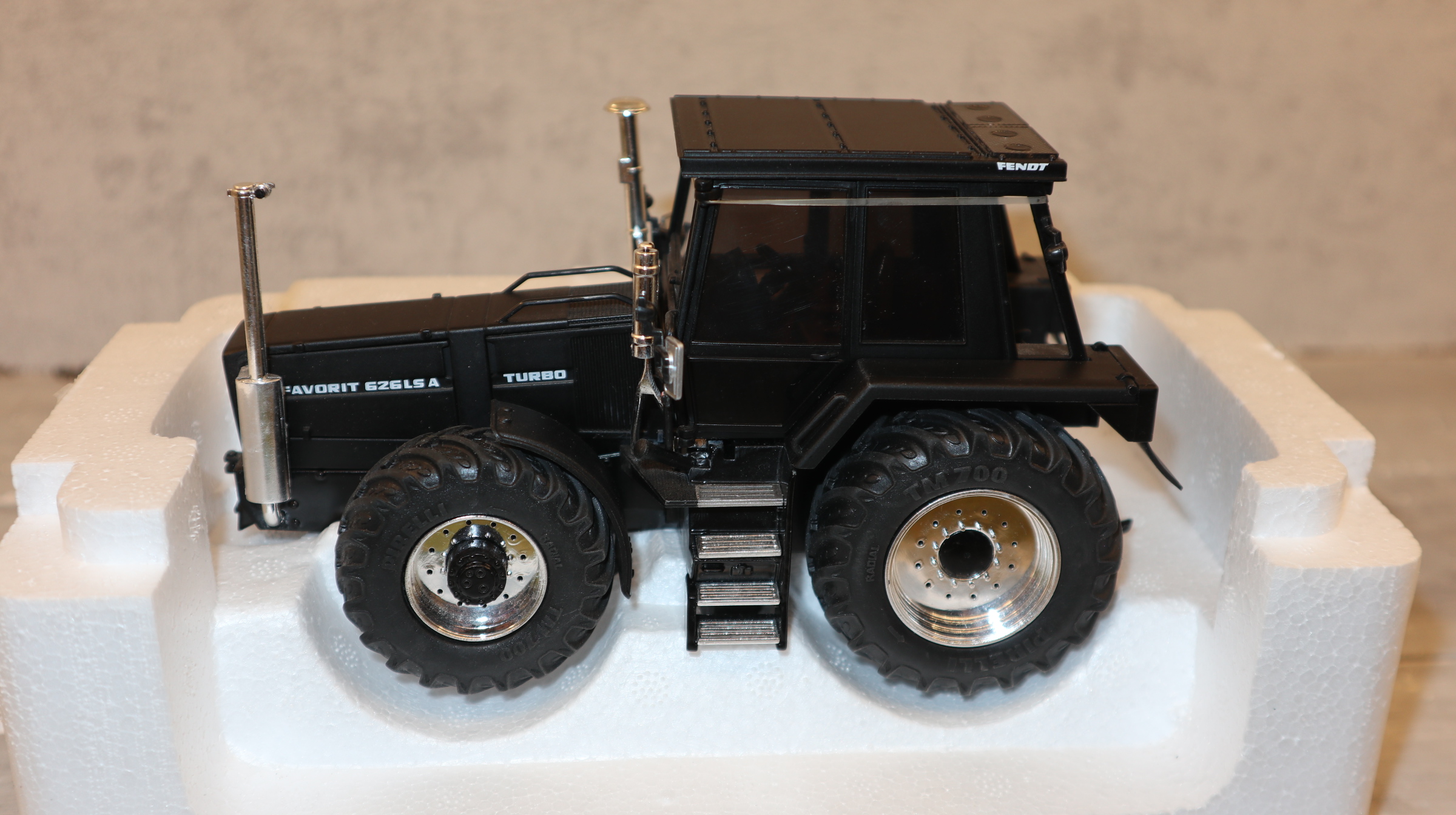 Schuco 7660 in 1:32, Fendt Favorit 626 LSA BLACKLINE, NEU in OVP