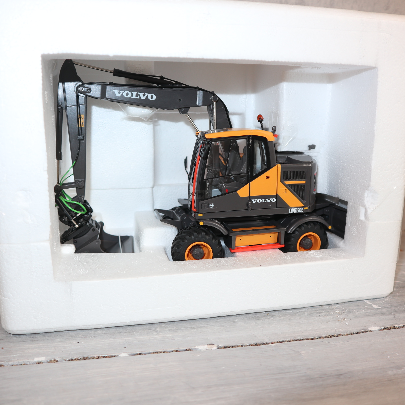 AT Collections AT3200100 in 1:32  VOLVO EWR150E Radbagger mit Nokian Breitreifen NEU in OVP