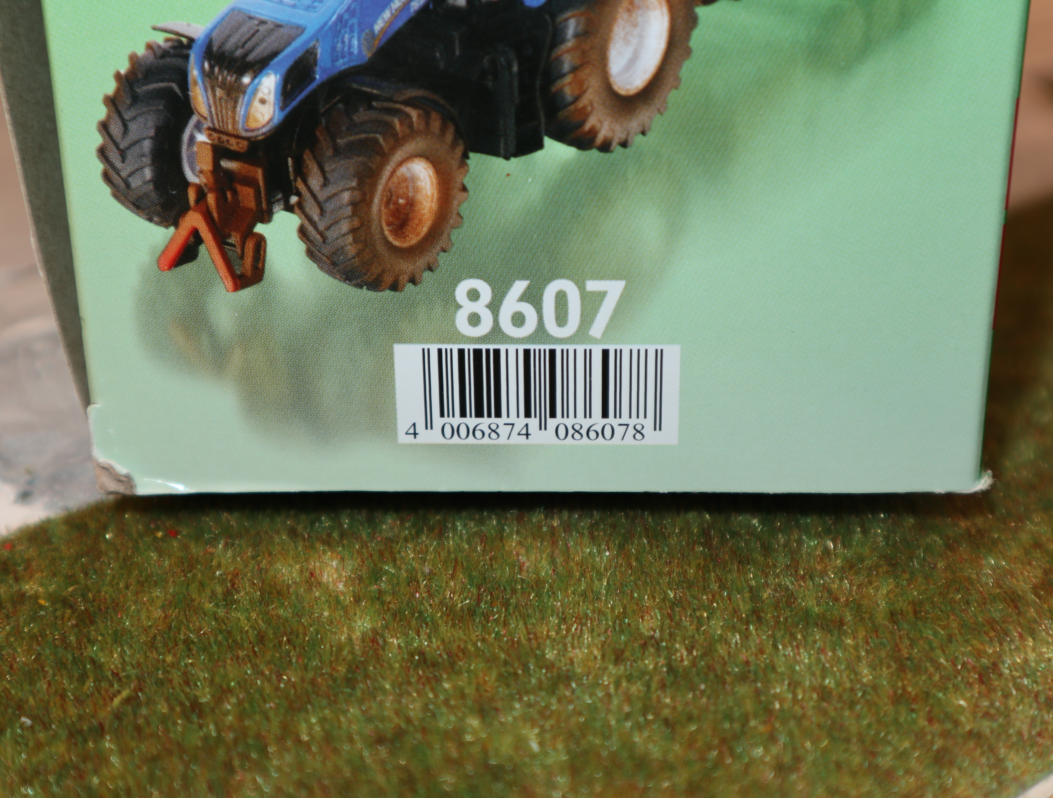 Siku 8607 in 1:32 New Holland T8.390 mit Viehanhänger DIRTY Sondermodell IRLAND,  NEU in OVP