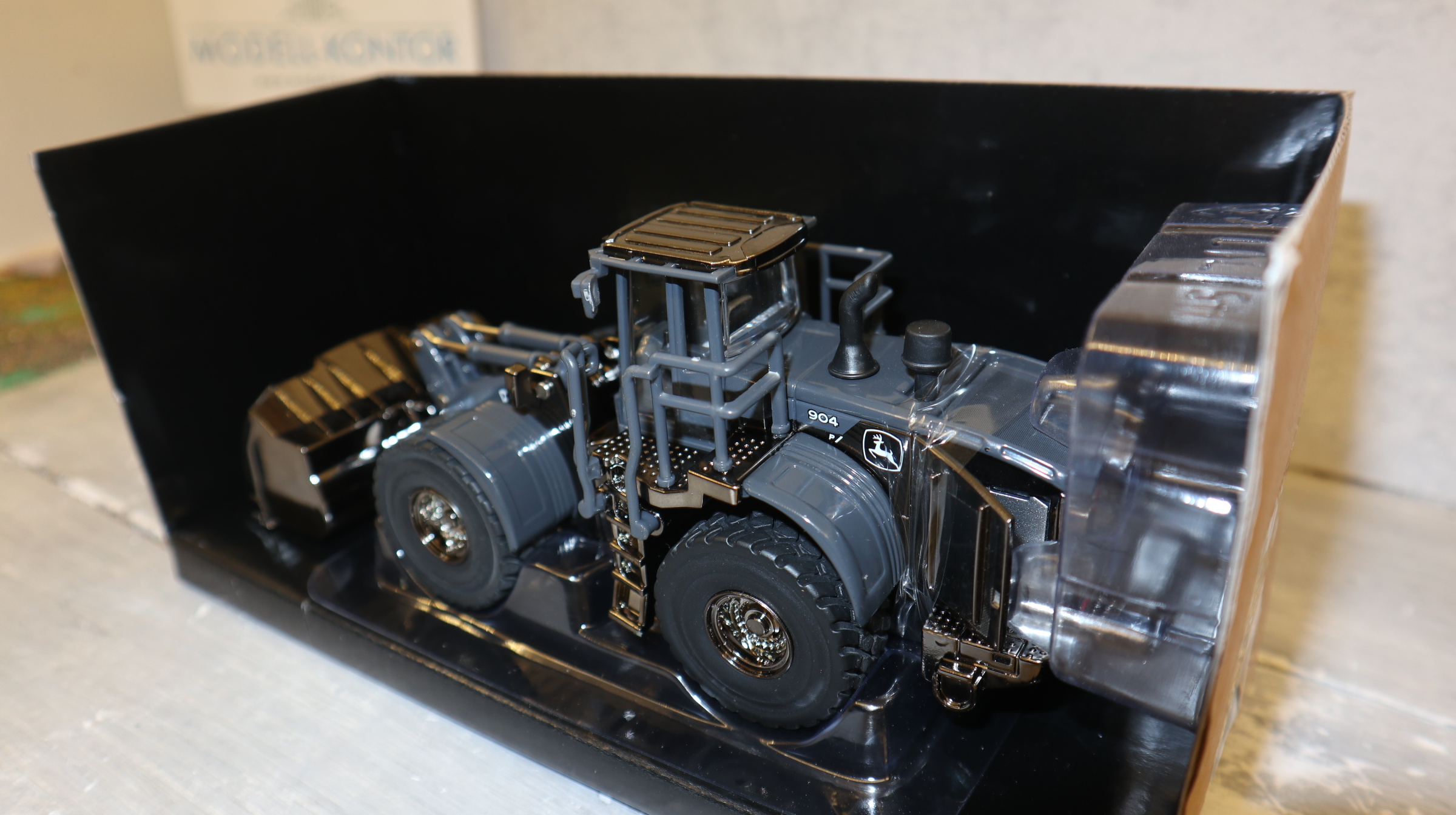 ERTL Prestige 45904 in 1:50, DEERE 904K P-Tier grau-schwarz,  USA-Modell, NEU in OVP