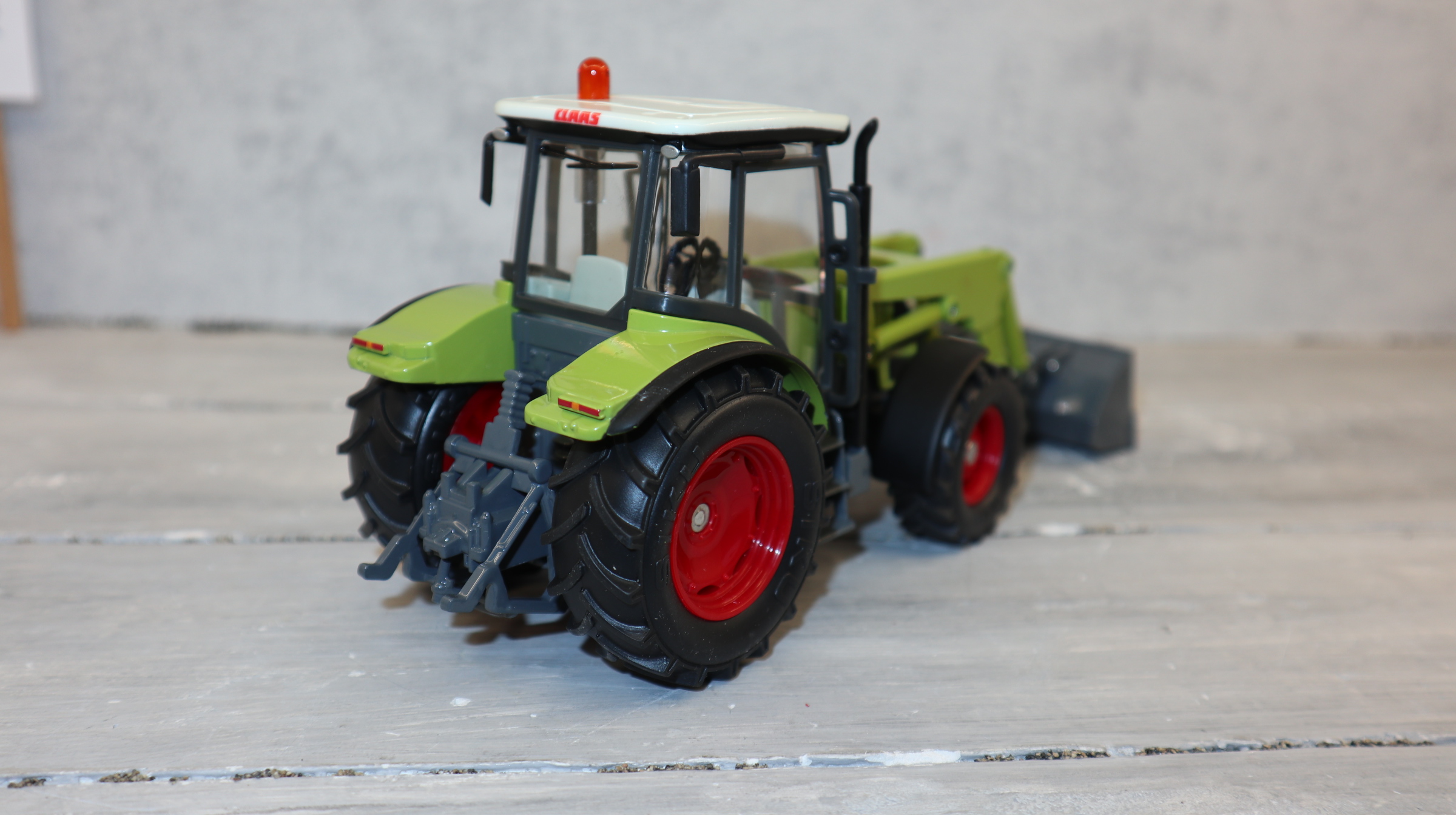 Siku 3656 in 1:32 Claas ARES 697 ATZ mit Wechselsystem am Frontlader,   NEU in OVP