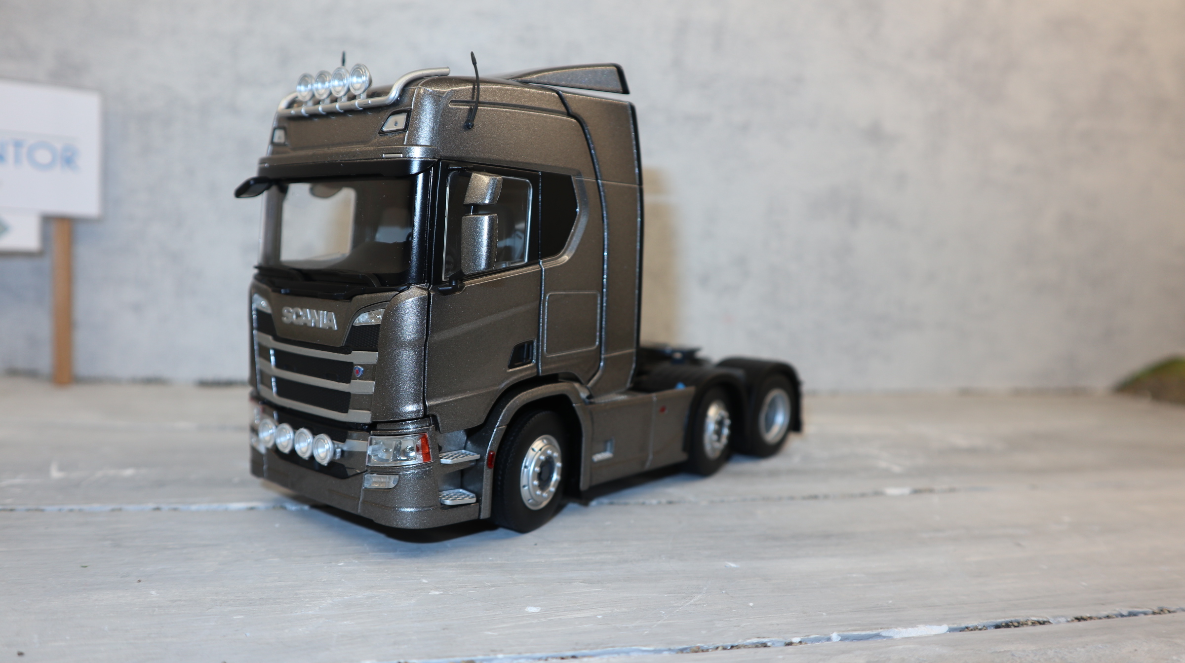 MarGe 2015-02 in 1:32 SCANIA R500 6x2 in dunkelgrau als SZM
