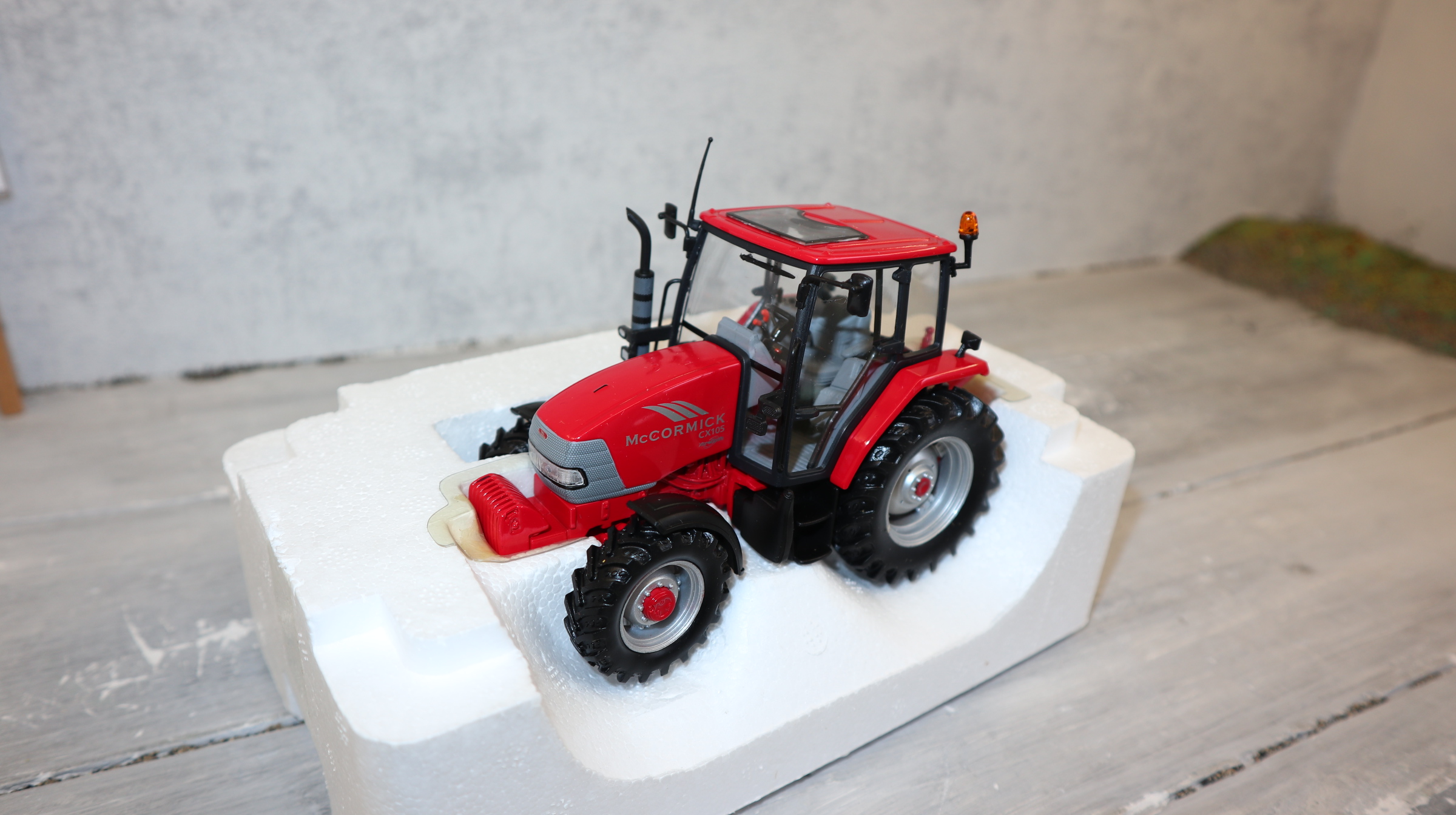 UH 2389 in 1:32,  Mc Cormik CX 105 in ROT,  NEU in OVP