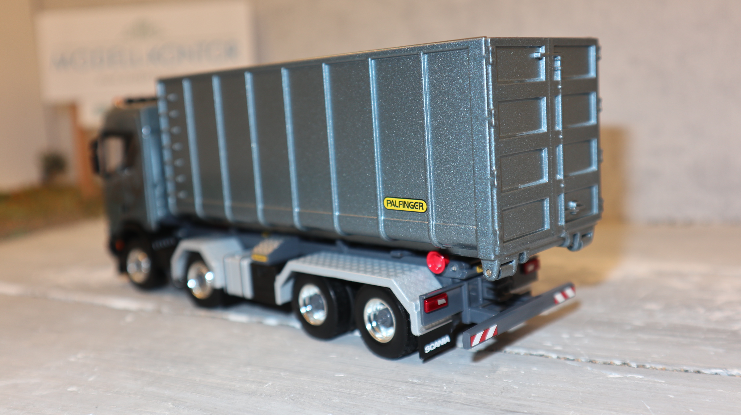 WSI 02-3793 in 1:50, SCANIA CR20 8x4 mit Palfinger Abroller und 40-cbm-Container,  NEU in OVP