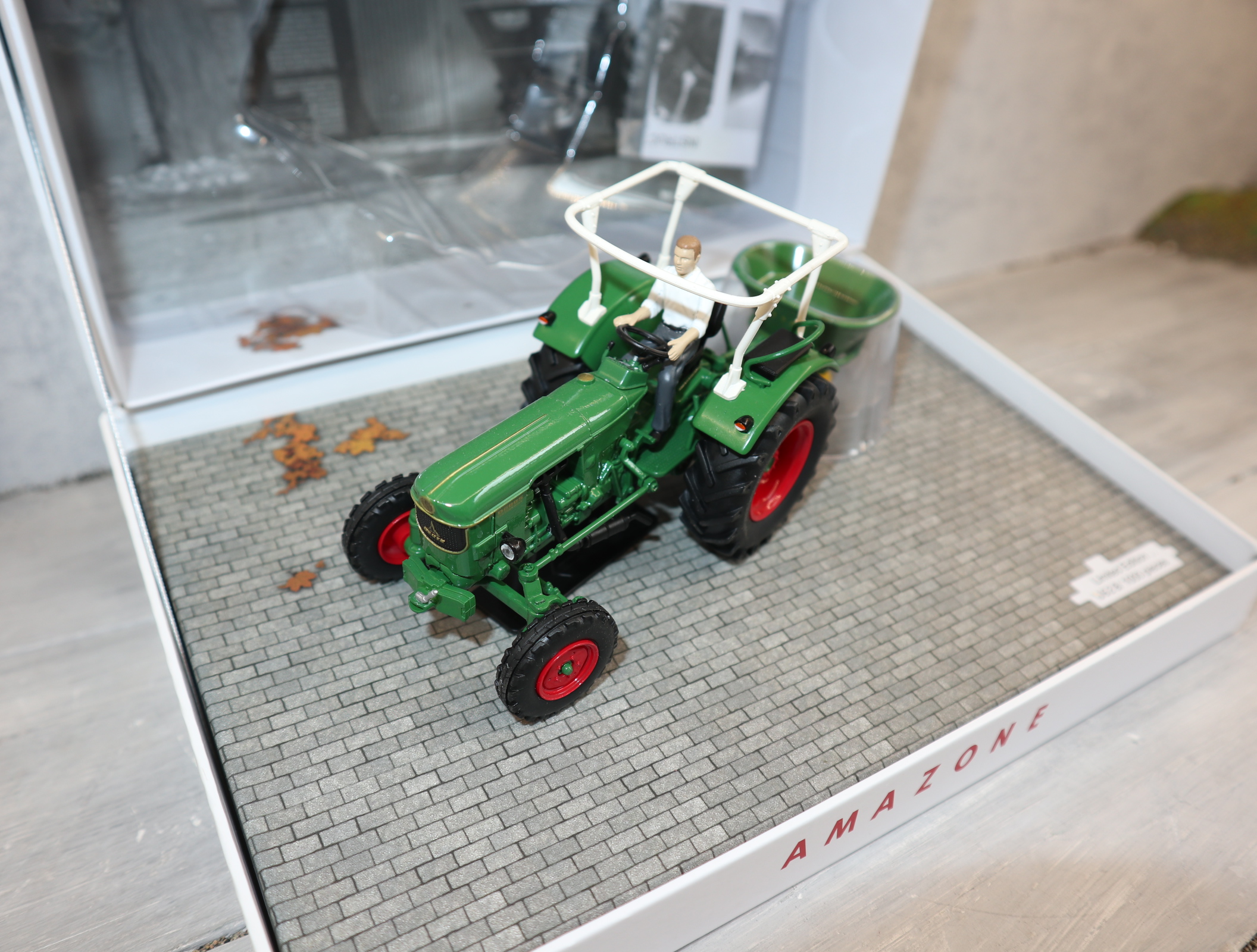 Universal Hobbies 5371 in 1:32 AMAZONE ZA Streuer mit Deutz D60 05 Sondermodell 1500 Stück in OVP