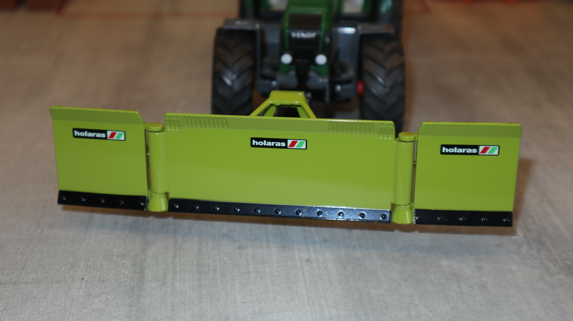 Siku 2467 in 1:32,  HOLARAS in Claas-grün, Maisschiebeschild MODELL-KONTOR 2026, NEU in OVP