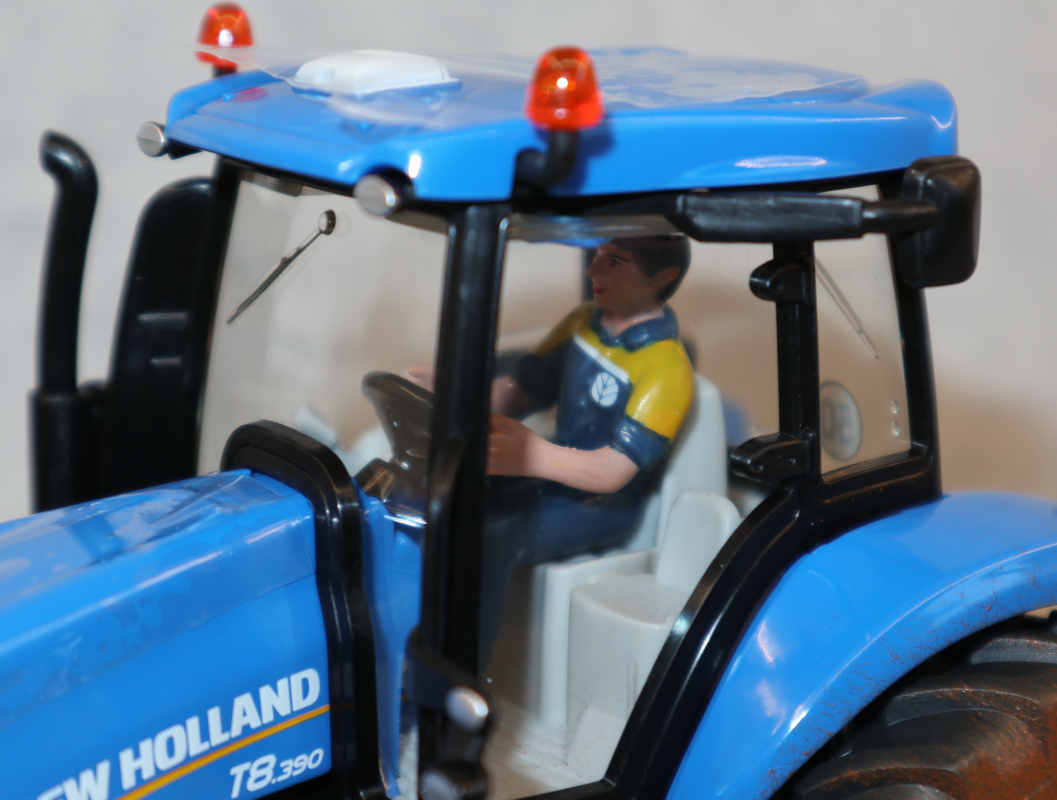 Siku 8607 in 1:32 New Holland T8.390 mit Viehanhänger DIRTY Sondermodell IRLAND,  NEU in OVP