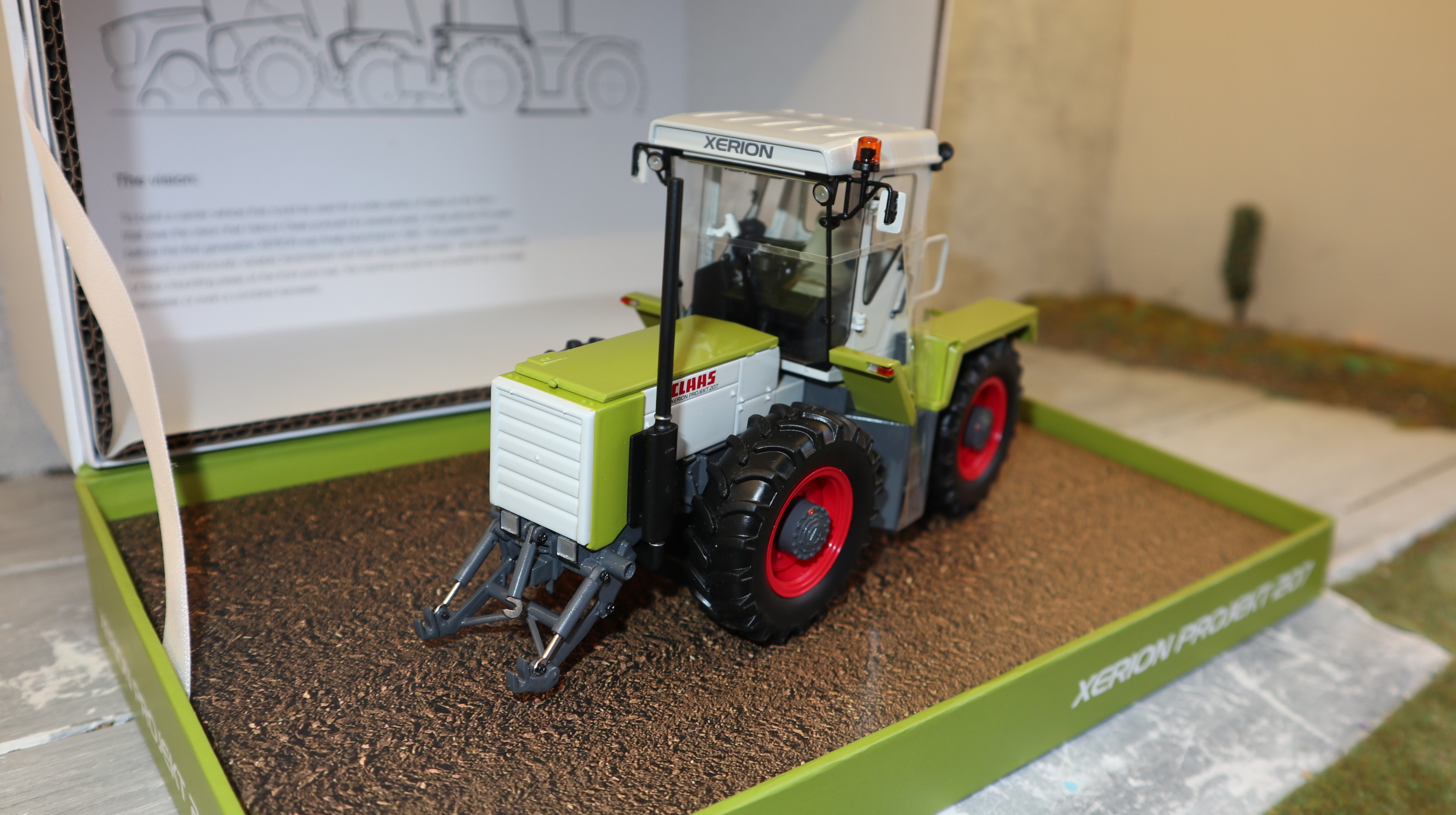 Weise Toys 02671720 in 1:32, Claas Xerion PROJEKT 207 GRÜN, NEU in OVP