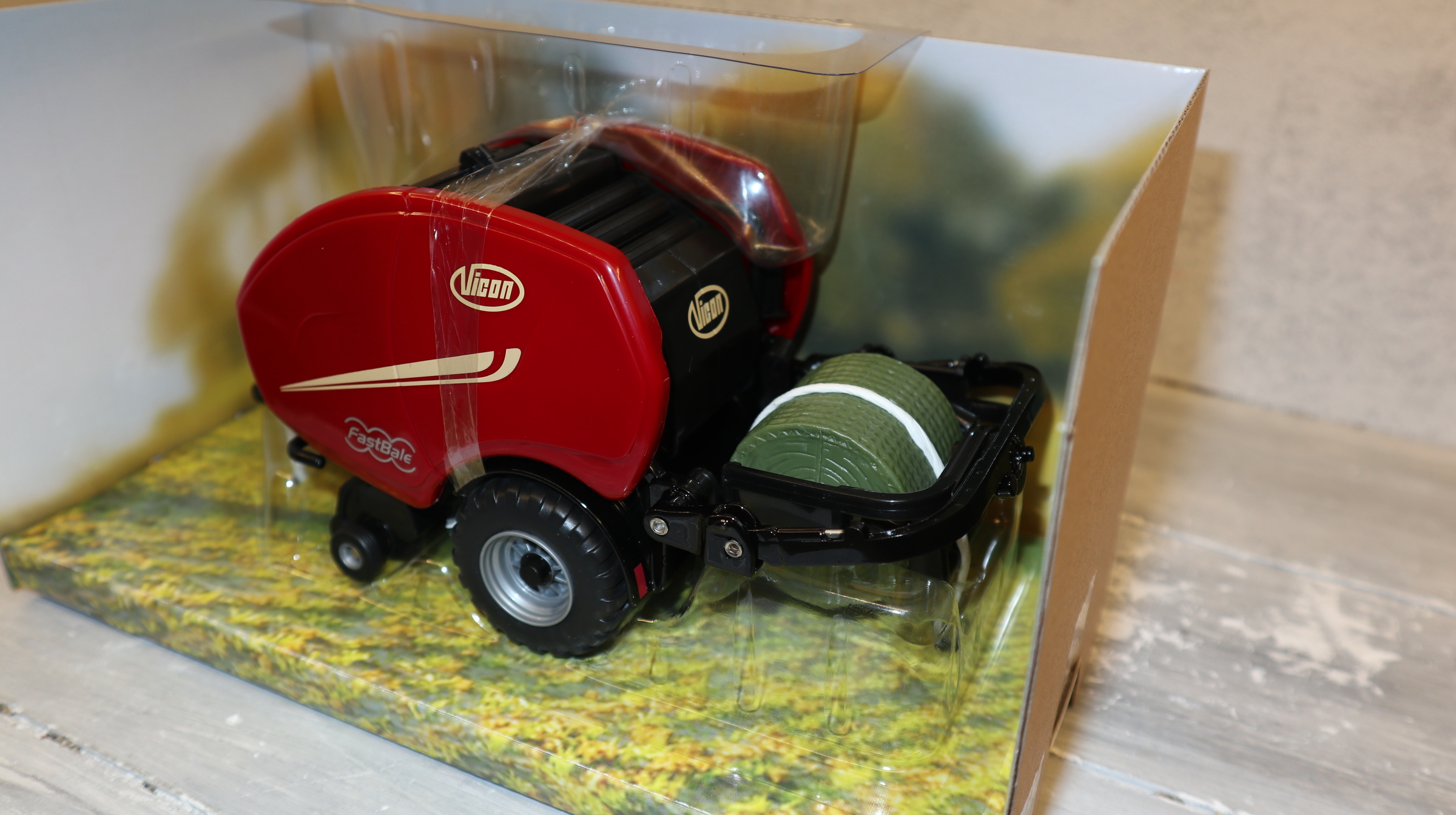 Britains 43221 in 1:32,  VICON Rundballenpresse Fastbale, NEU in OVP