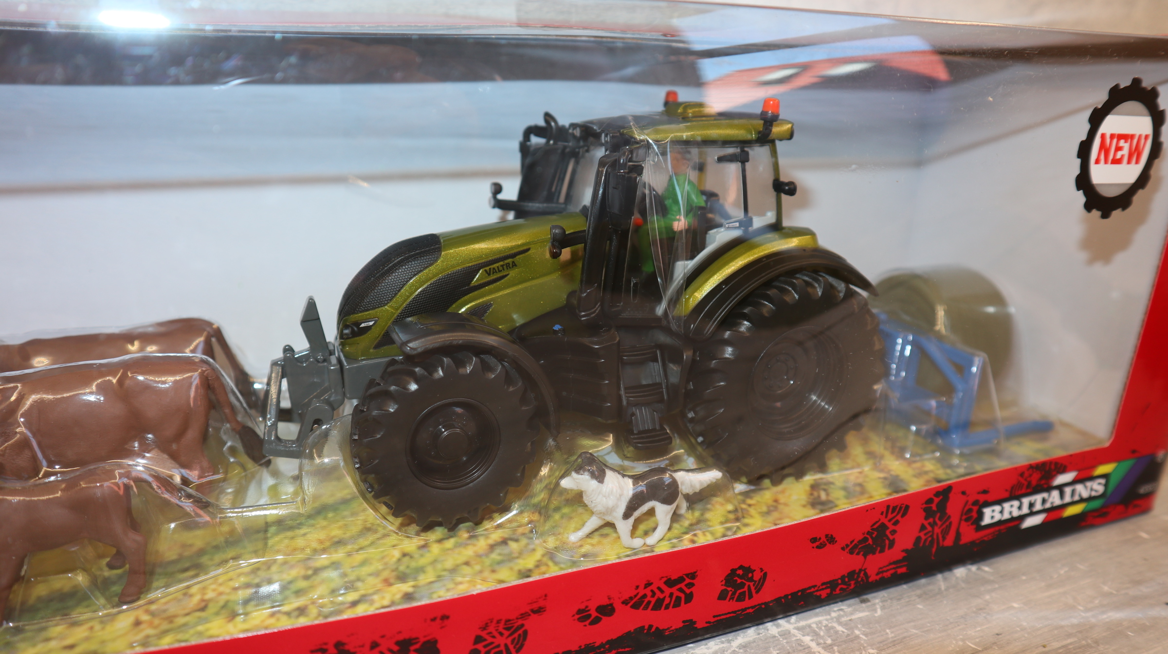 Britains 43323 in 1:32 VALTRA T254 in GRÜN als SET mit Rundballenhalter und Tieren,  NEU in OVP