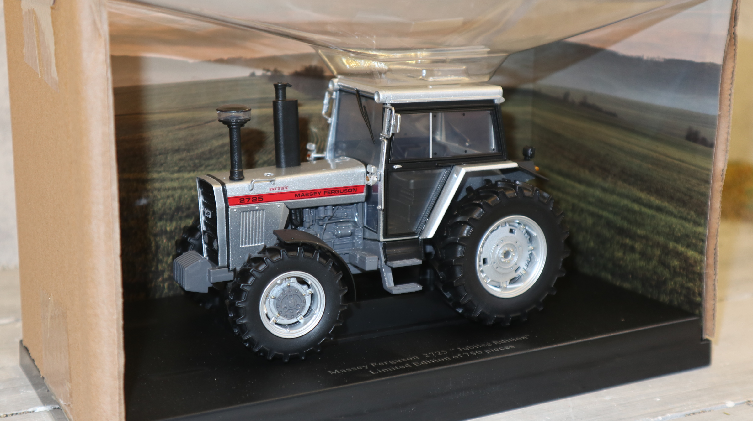 Universal Hobbies UH 6687 in 1:32,  Massey Ferguson 2725 silber  NEU in OVP